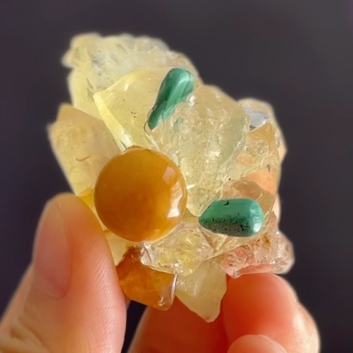 [原石] 黃玉 x 黃水晶 x 孔雀石 x 黃膠花 原礦擺飾