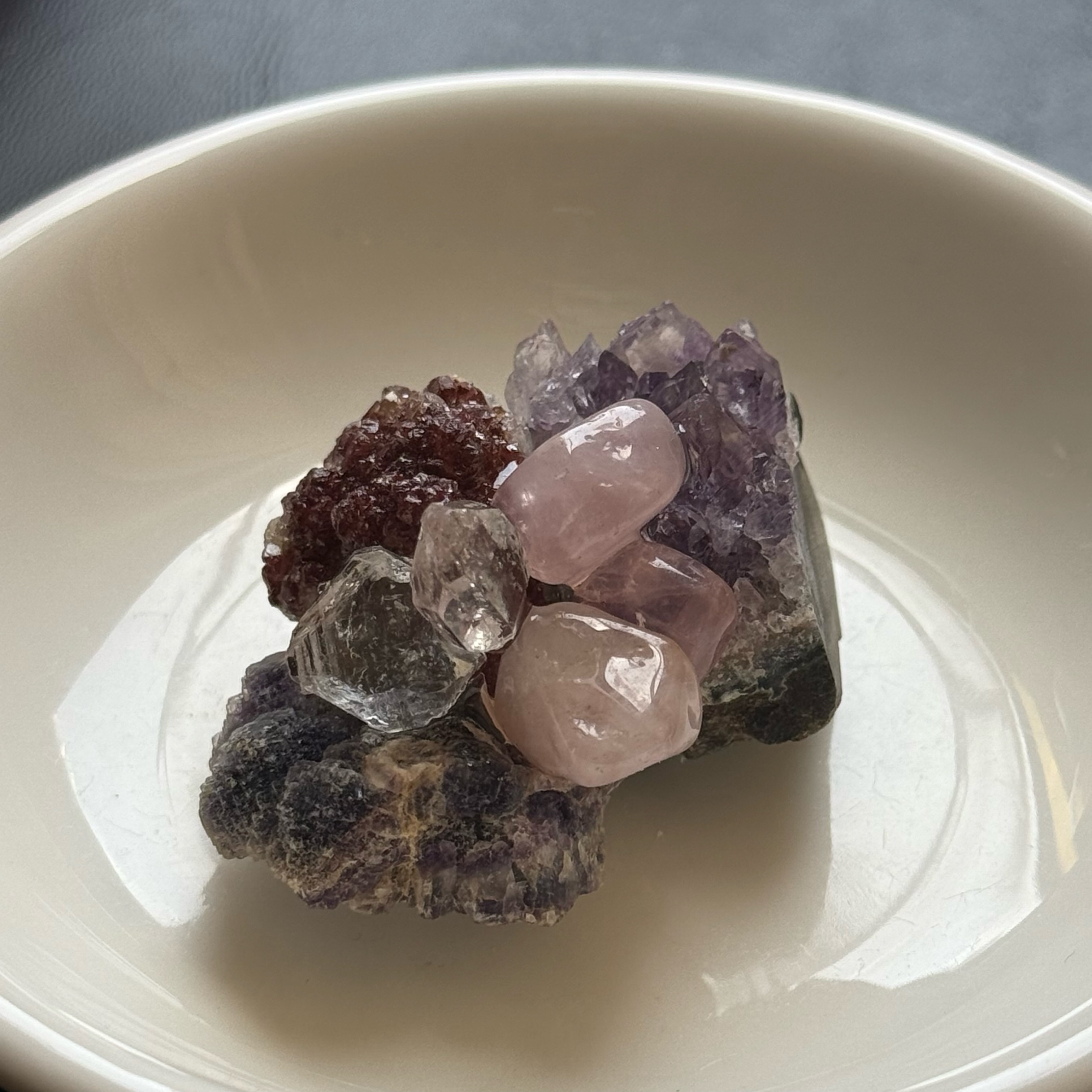 [原石] 葡萄瑪瑙 x 紫水晶 x 石榴石 x 縫合水晶 x 粉晶 原礦擺飾
