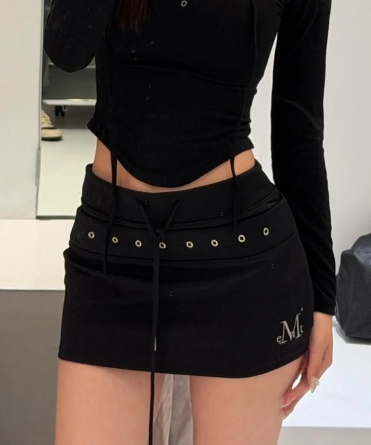 【OWN】MUCENT 迷你裙 刺繡 小LOGO 孔眼 彈性 腰帶 抽繩 修身 貼身 女款 黑色 炭灰