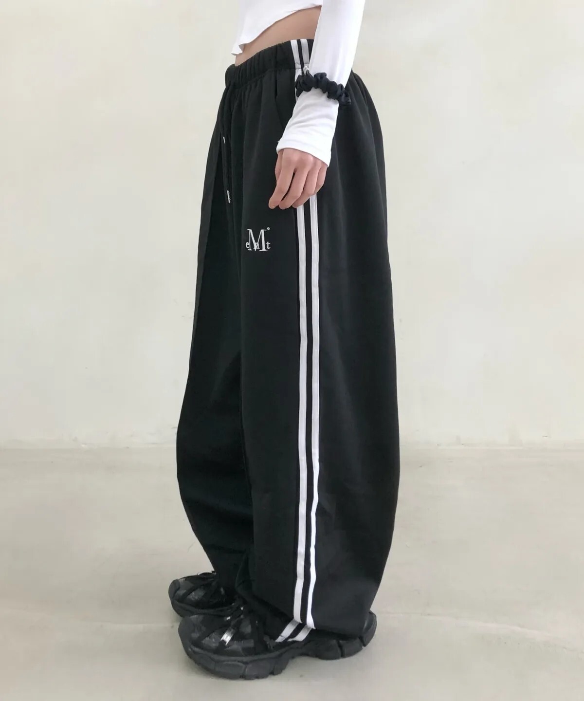 【OWN】MUCENT 休閒 經典 寬鬆 抽繩 彈性腰 運動褲 長褲 不分男女 黑色 P00000ZO