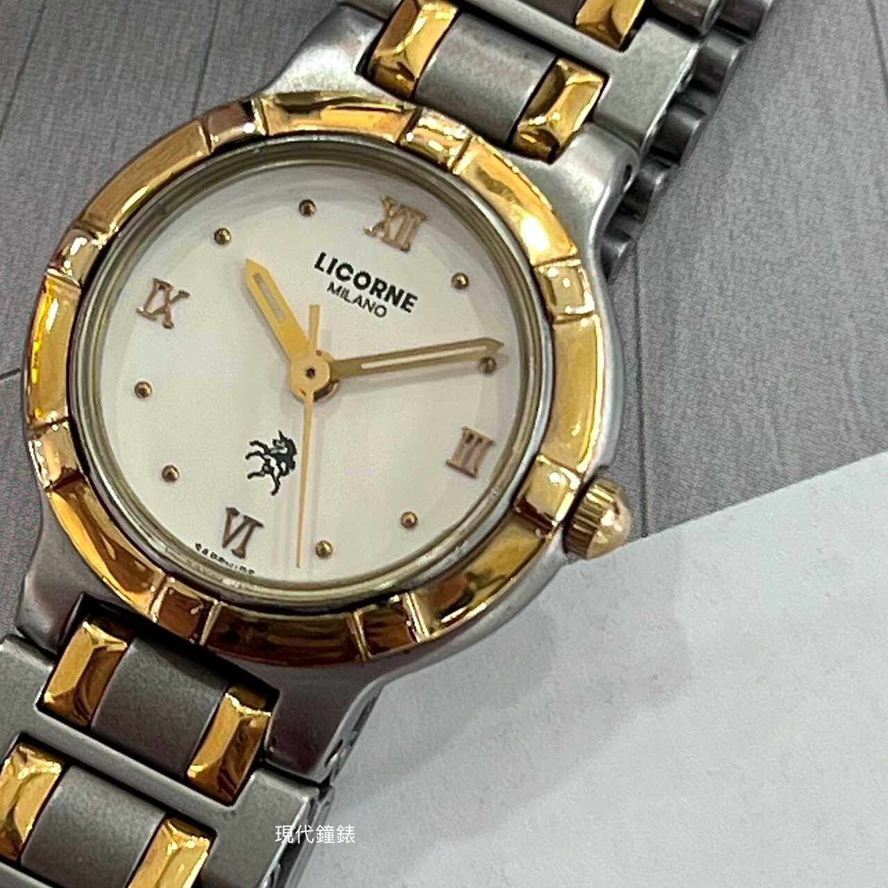 【古著錶】老奶奶復古半金小圓錶P-8800-1 23mm  現代鐘錶