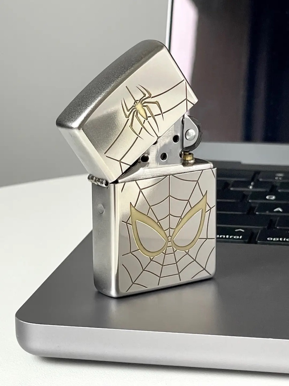 🕷️ ZIPPO 蜘蛛人 雕刻圖案 防風打火機 經典禮盒 無煤油 / 預購
