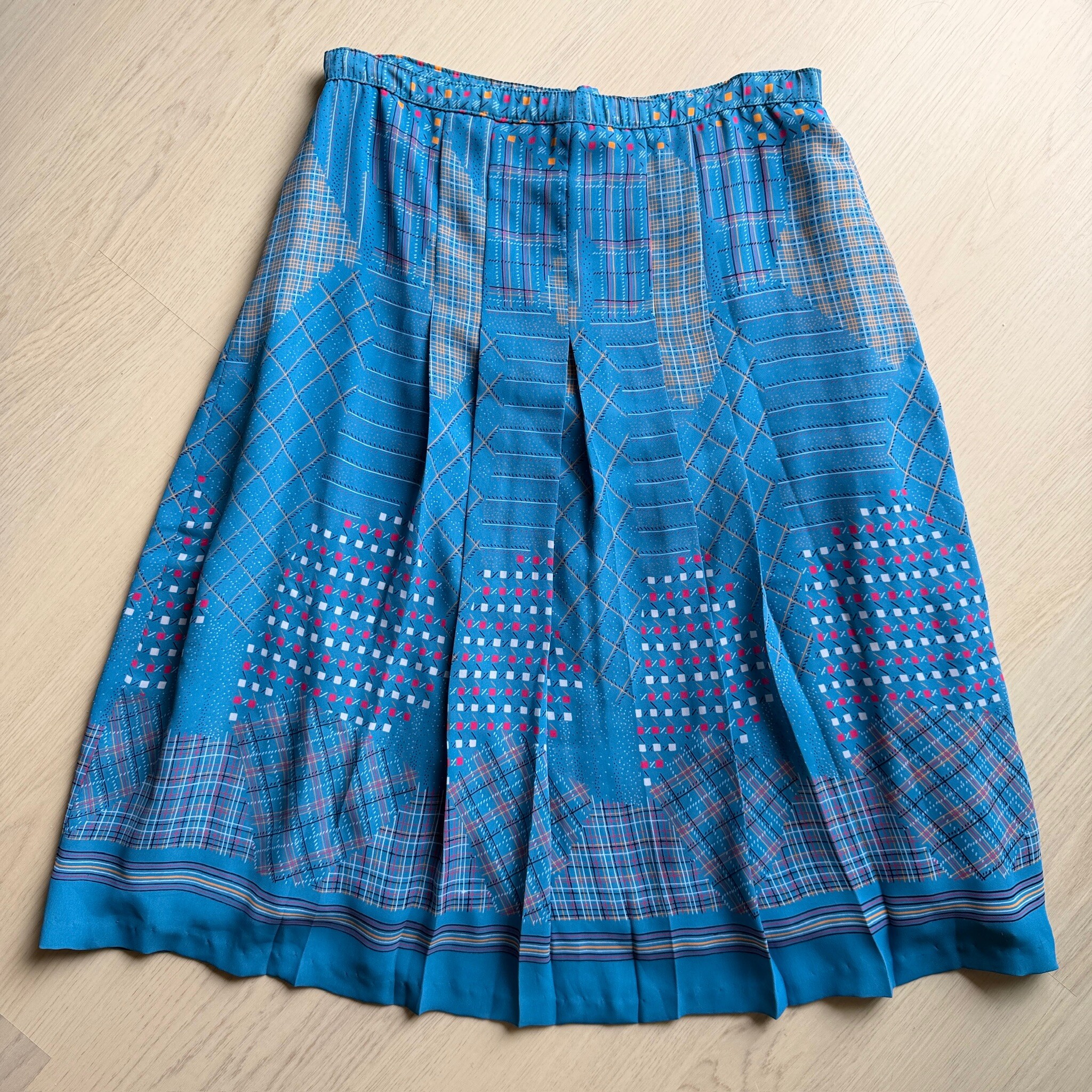 Blue-toned geometric patchwork pleated skirt