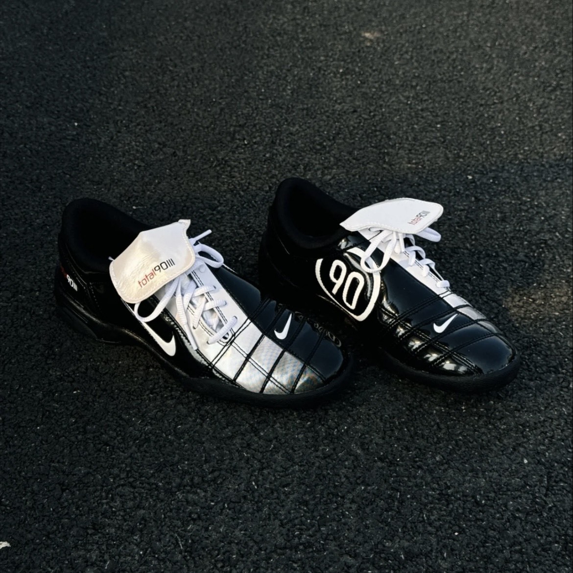 【代購】Nike Total 90 III SE 復古薄底足球鞋 黑白