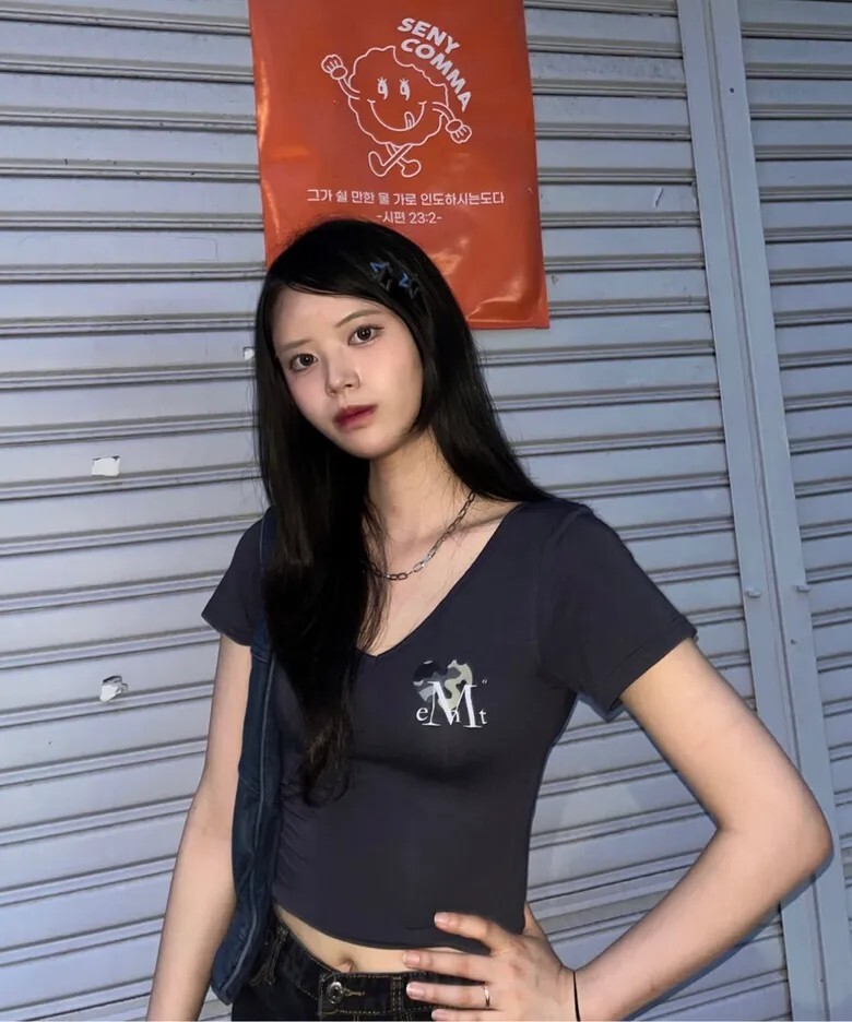 【OWN】Mucent 短袖 V領 上衣 迷彩 心型 印花 修身 女款 黑色 炭灰色 白色 P0000BCW