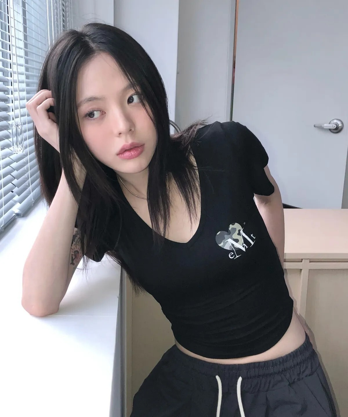 【OWN】Mucent 短袖 V領 上衣 迷彩 心型 印花 修身 女款 黑色 炭灰色 白色 P0000BCW