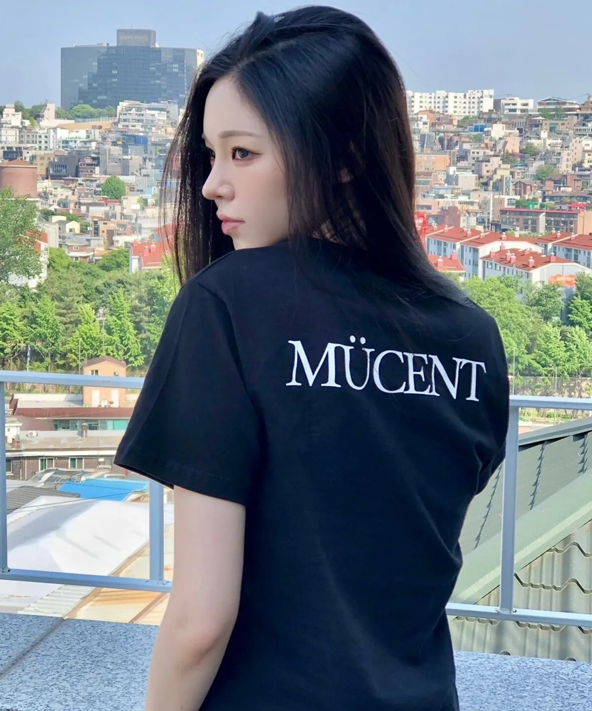 【OWN】Mucent 短袖 經典 日常 上衣 圓領 正面 小標誌 背面 大標誌 白色 黑色 P0000CIP