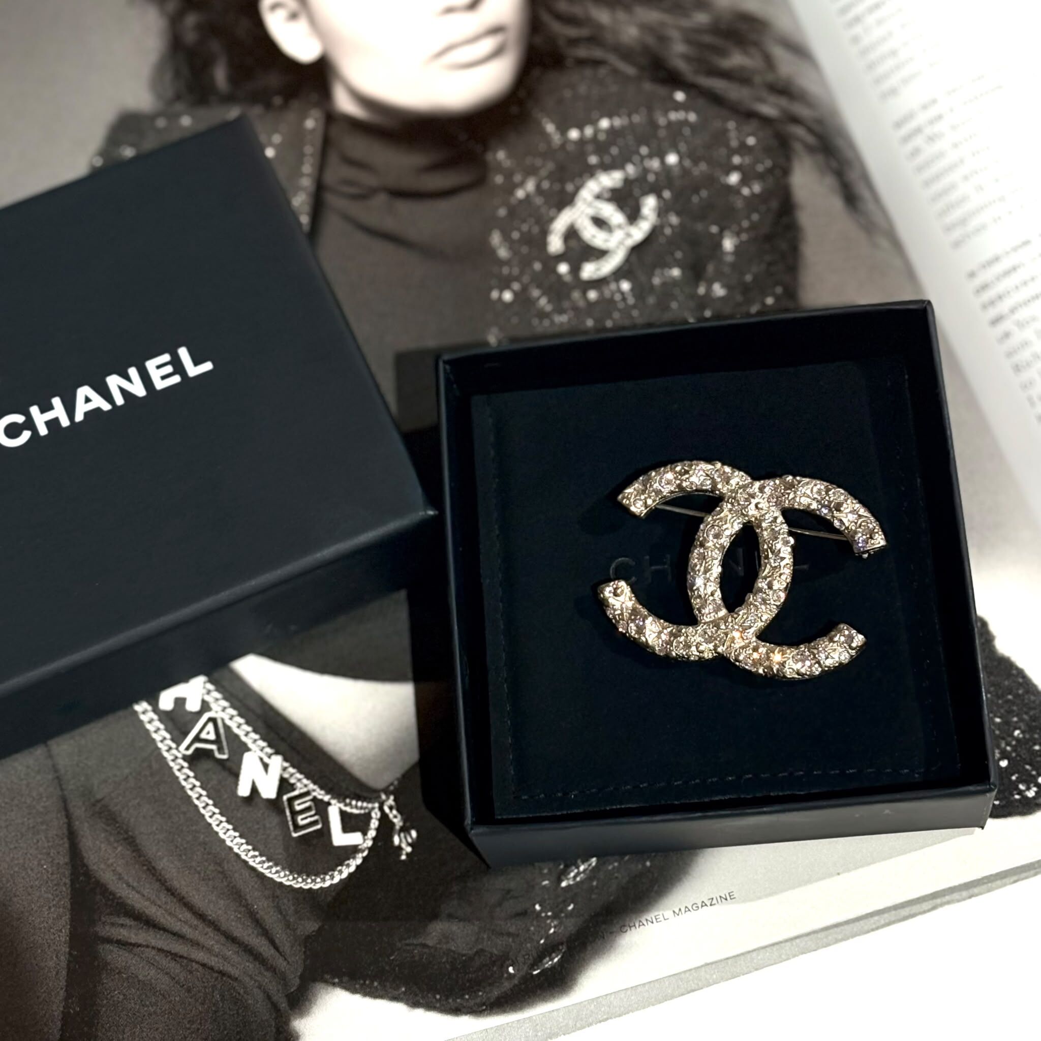 本週特價!!! 全新CHANEL胸針 5x4cm 水鑽雙C LOGO淡金色 #香奈兒胸針 #BRAND NEW #香榭站正品