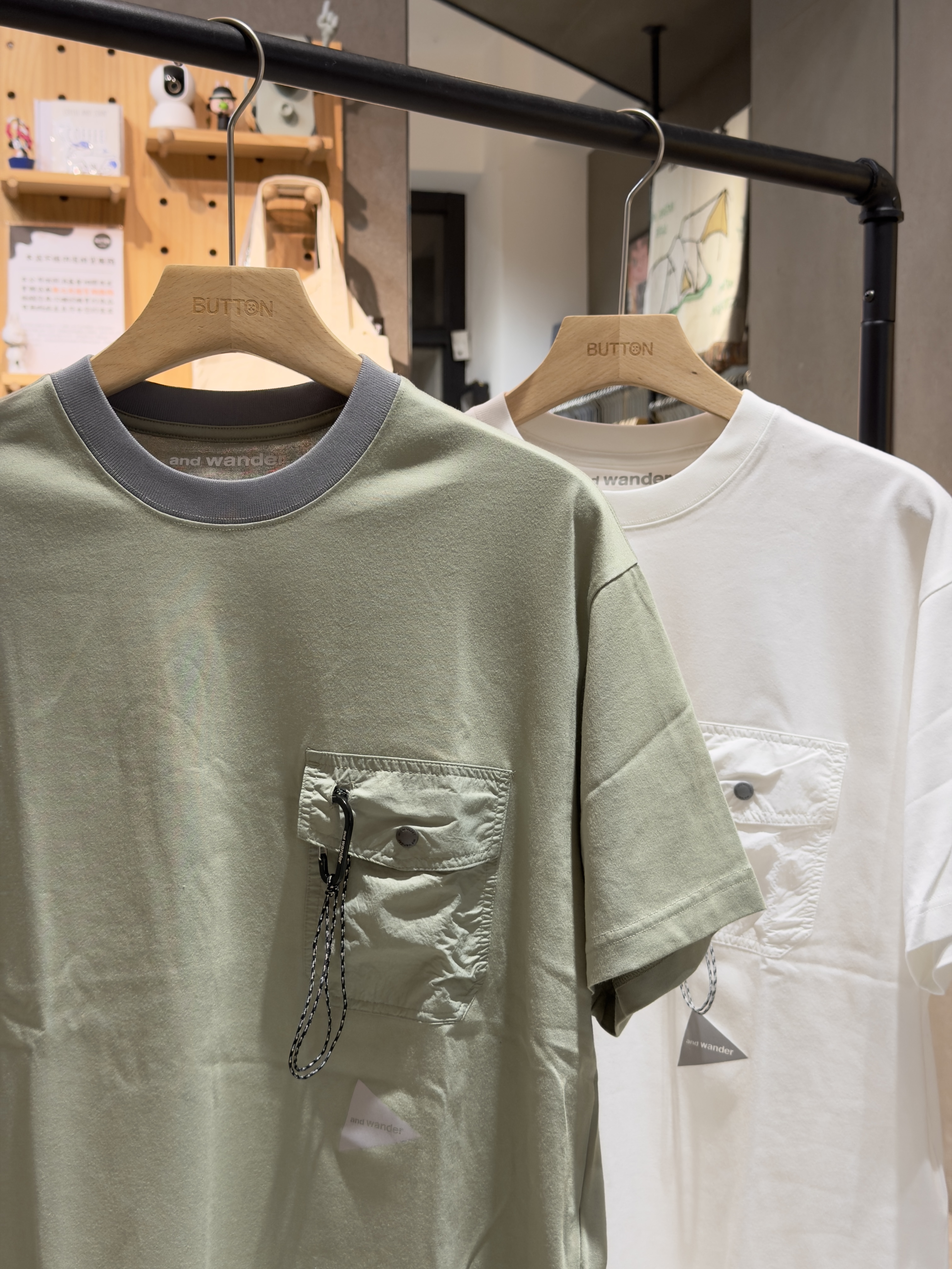 and wander Pocket t-shirt 胸前口袋金屬掛鈎 短tee 5746984075