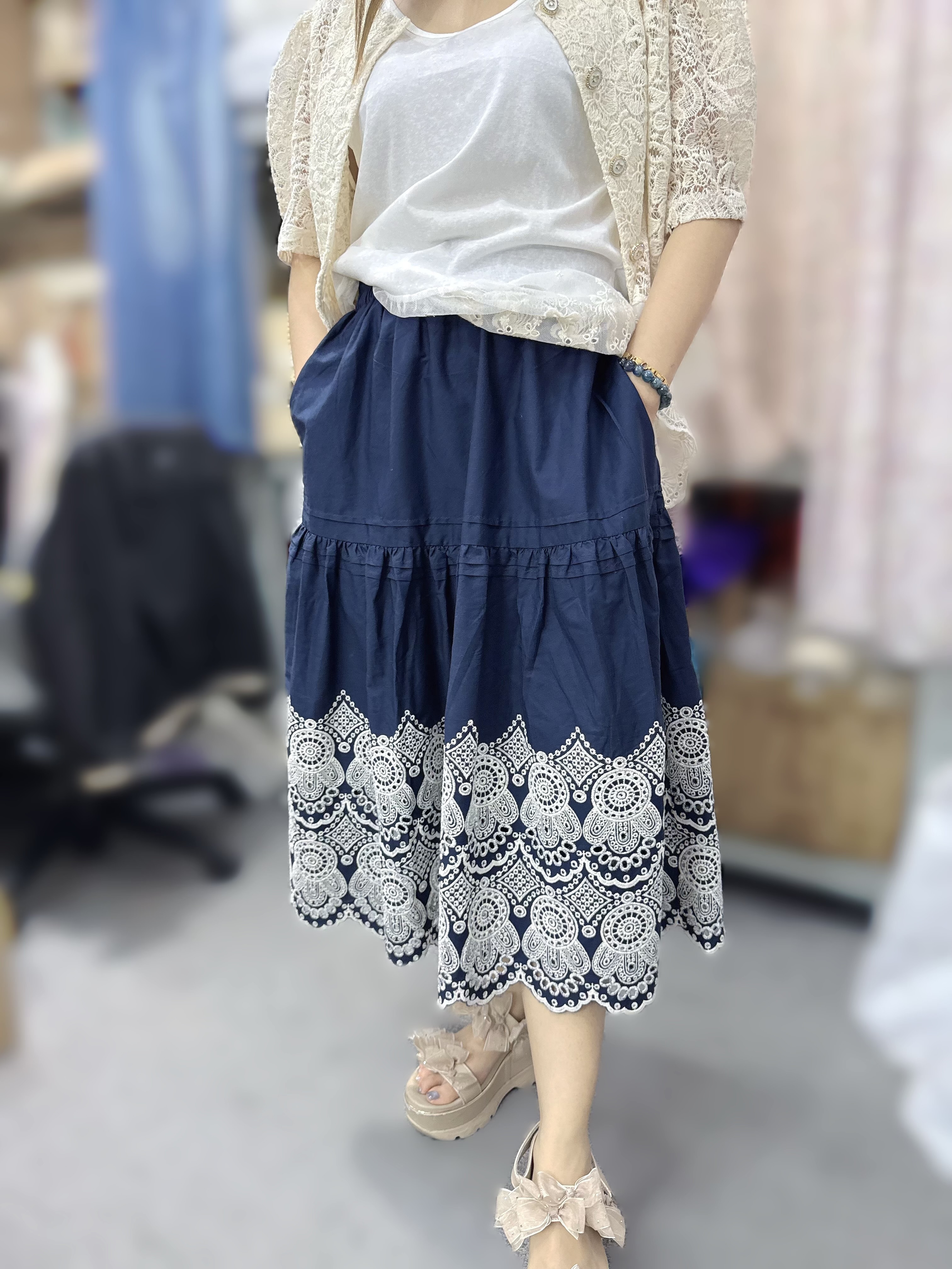 AW08   刺繡長裙 腰26-42    長32    有袋 $399