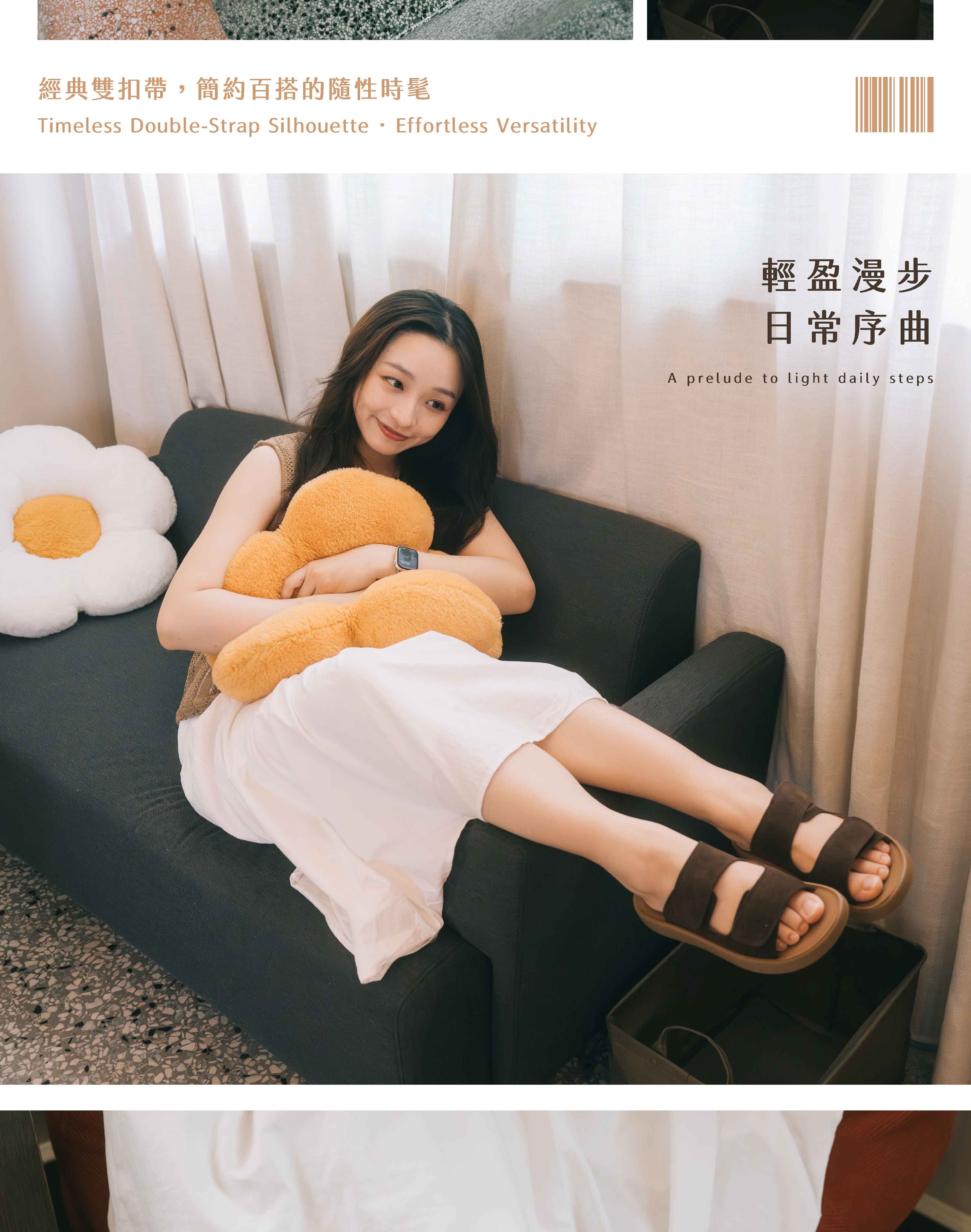 模特兒抱著黃色花朵抱枕坐在沙發上,展示巧克咖雙帶勃肯拖鞋的居家隨性穿搭