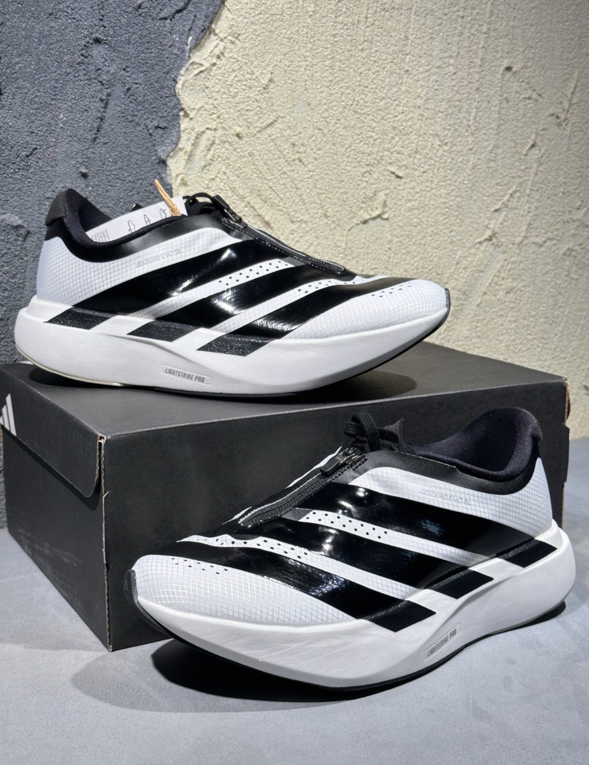 男鞋 ADIDAS ADIZERO EVO SL ZIP 白黑 拉鍊 止滑 抗扭 避震 彈性 輕量 運動 慢跑鞋【KH9623】
