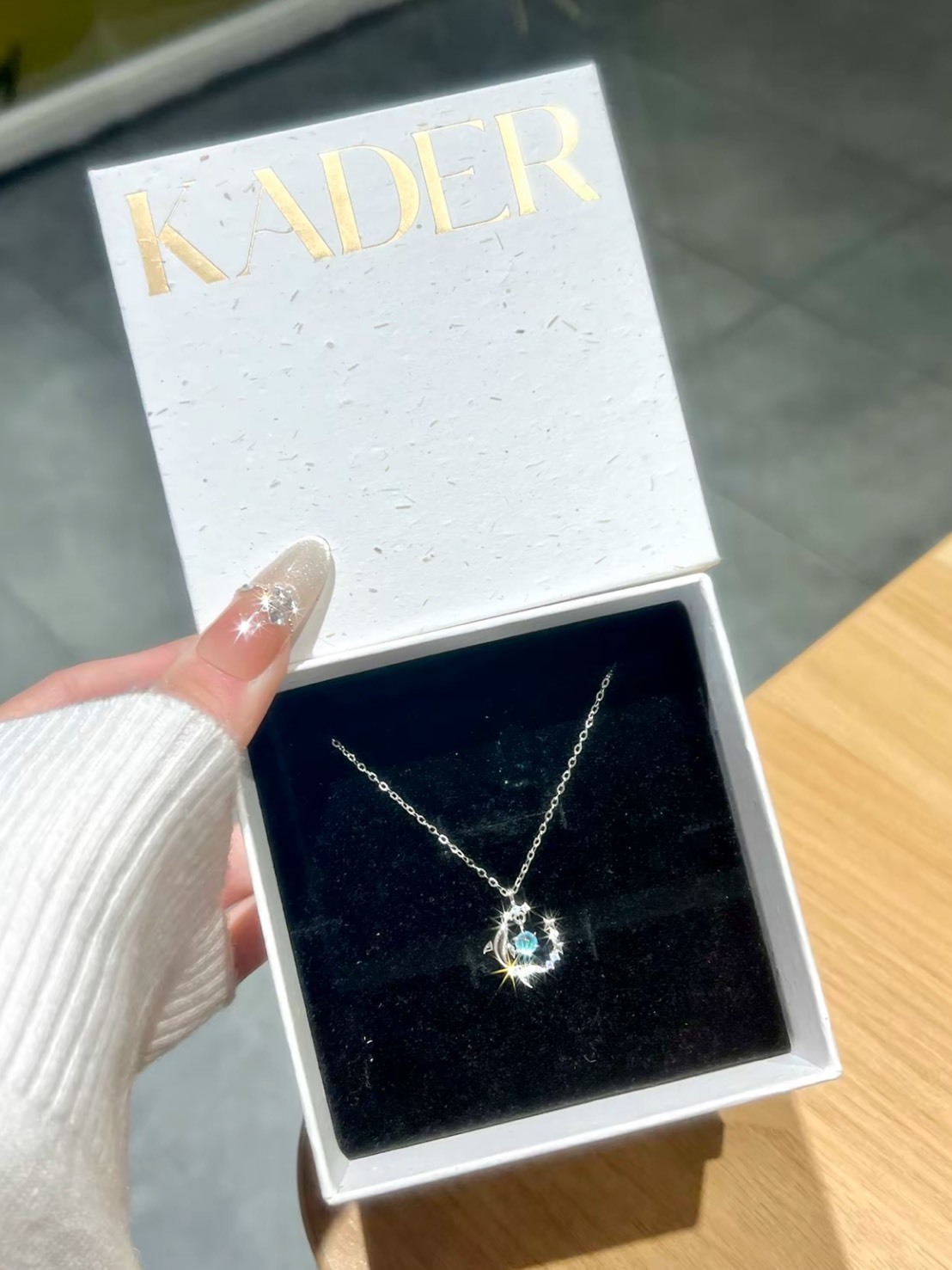 卡蒂羅 KADER 鯨落星海 極光玻璃 項鍊 女款 銀色 禮盒裝