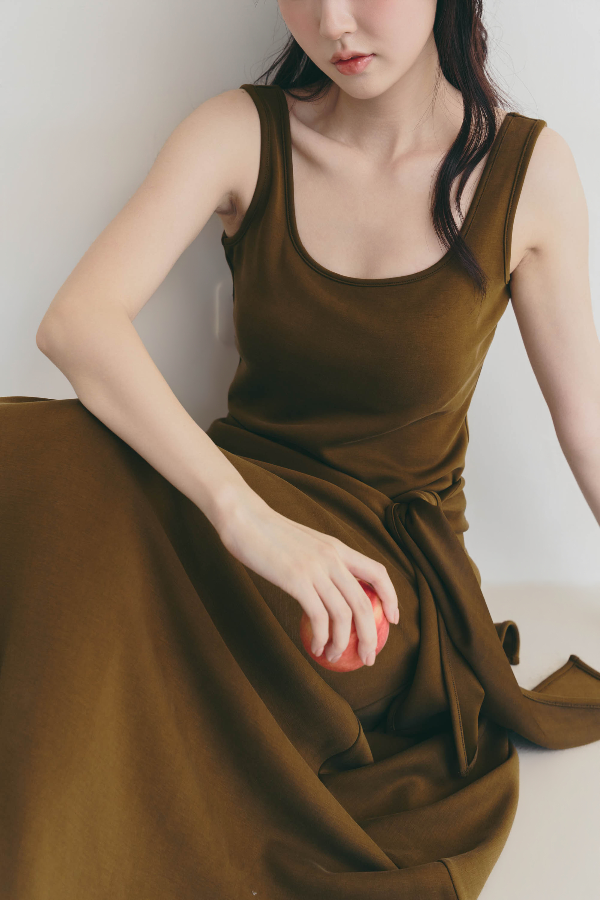 SAND SOFT 莫代爾修身U領背心BRA DRESS（附披肩）-橄欖【9月中陸續出貨】