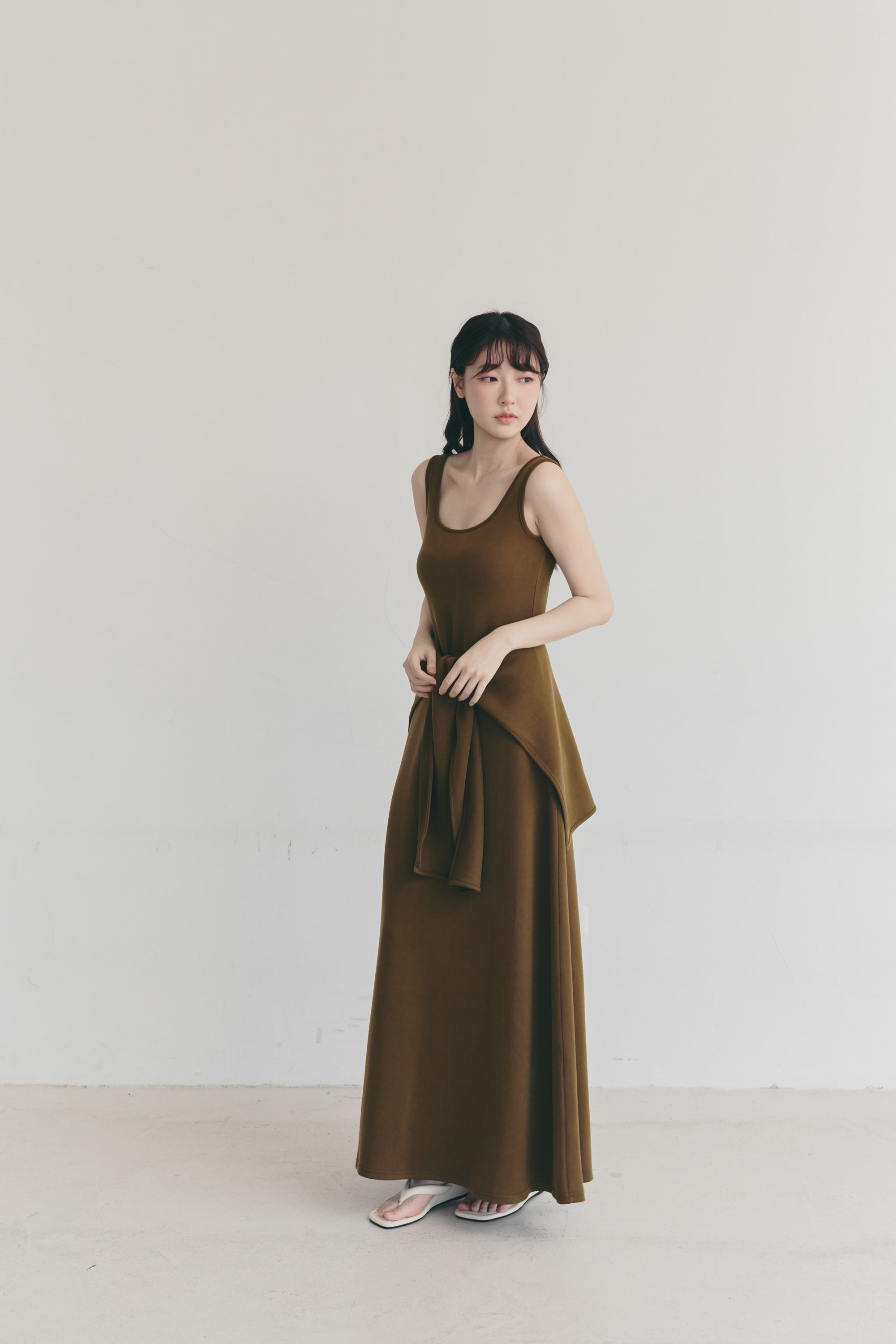 SAND SOFT 莫代爾修身U領背心BRA DRESS（附披肩）-橄欖【9月中陸續出貨】
