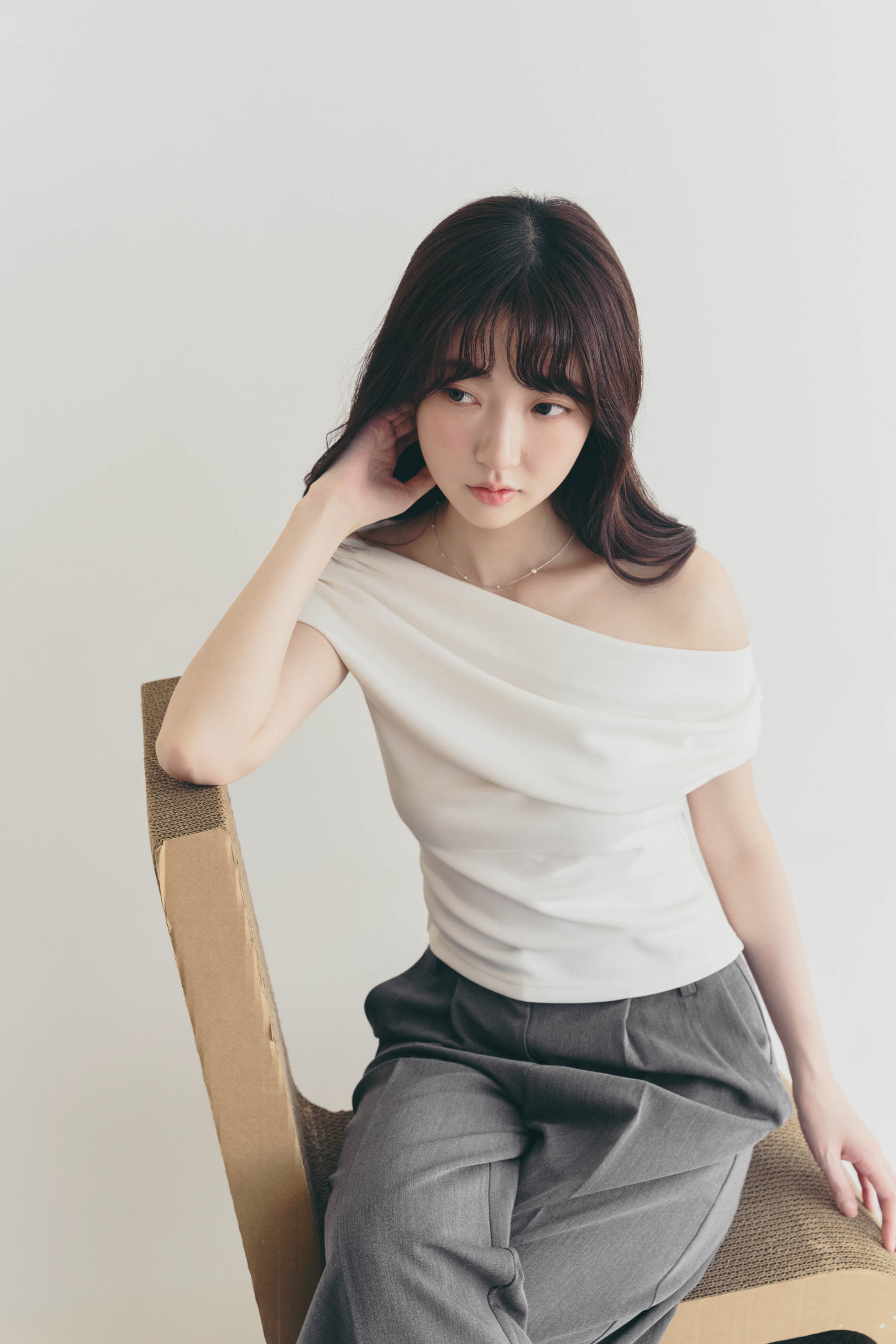 SAND SOFT 莫代爾抓皺墜領兩穿上衣-白【9月中陸續出貨】