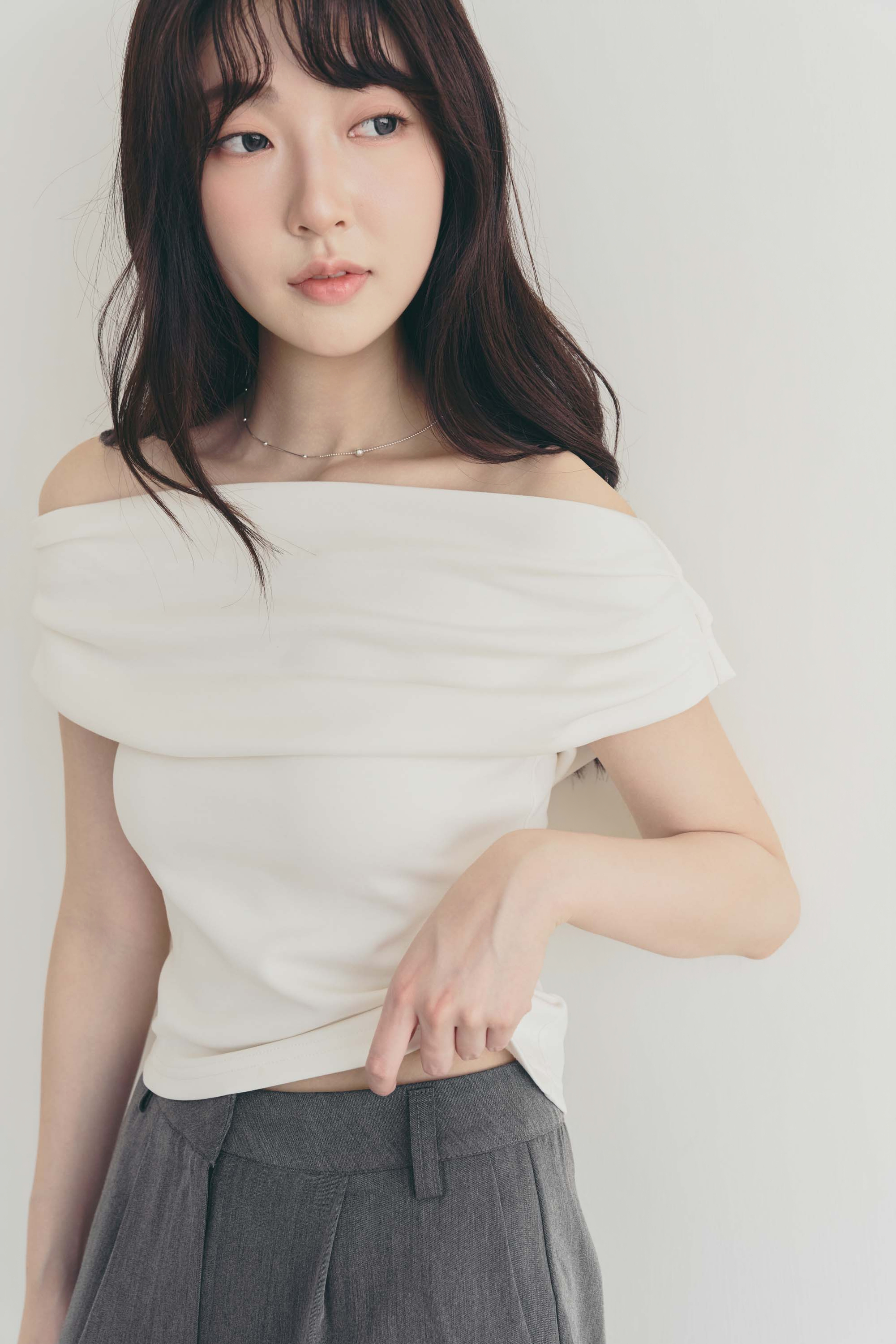 SAND SOFT 莫代爾抓皺墜領兩穿上衣-白【9月中陸續出貨】