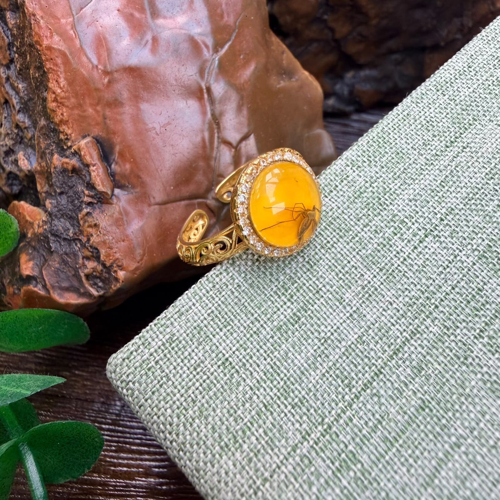 0810BA33-BALTICAMBER-RING-菠蘿的海回流橢圓鏤空老蟲珀戒指（A33）