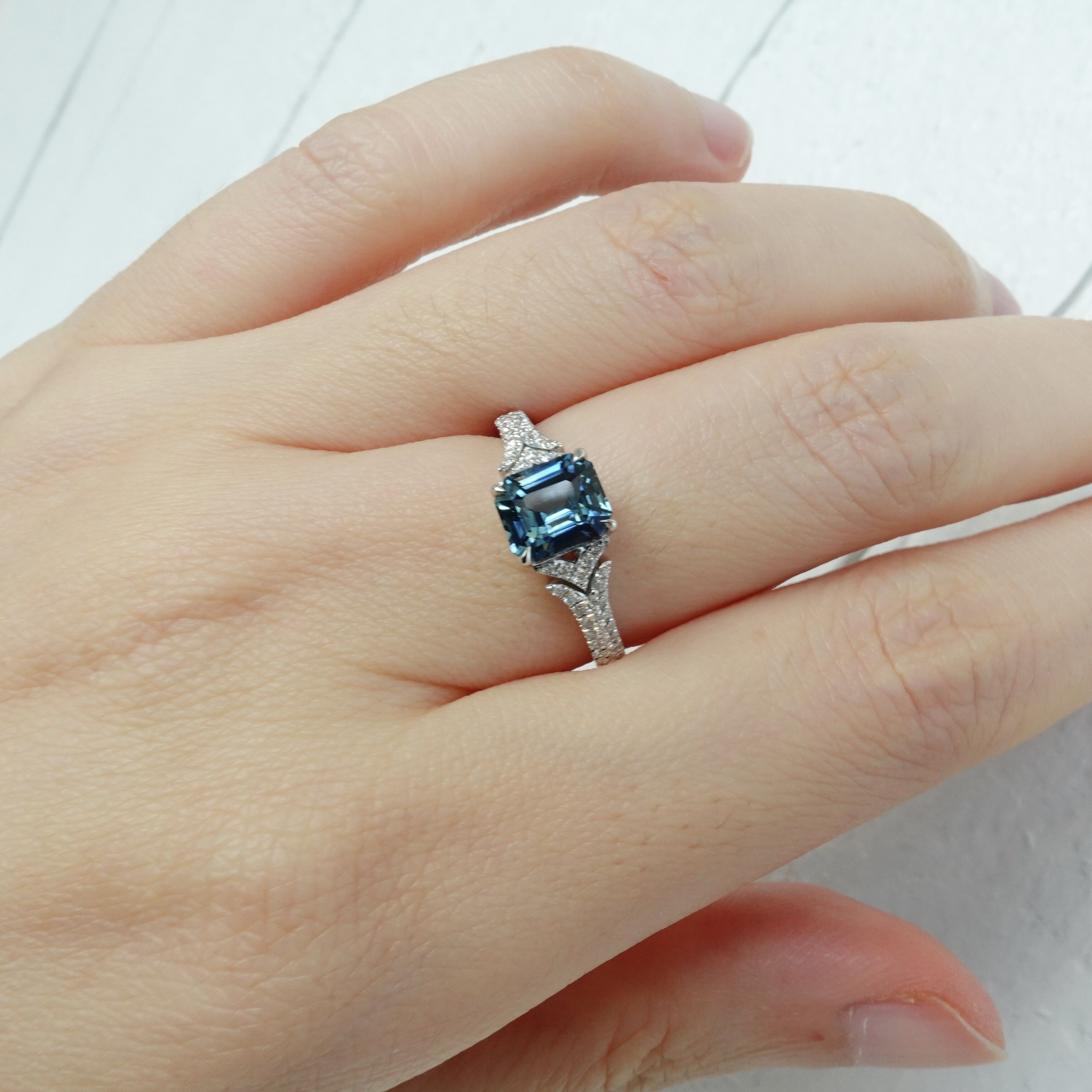 1.75ct天然無燒藍綠色藍寶石鑽石18K白金戒指- Teal Colour 配寶石鑑定證書