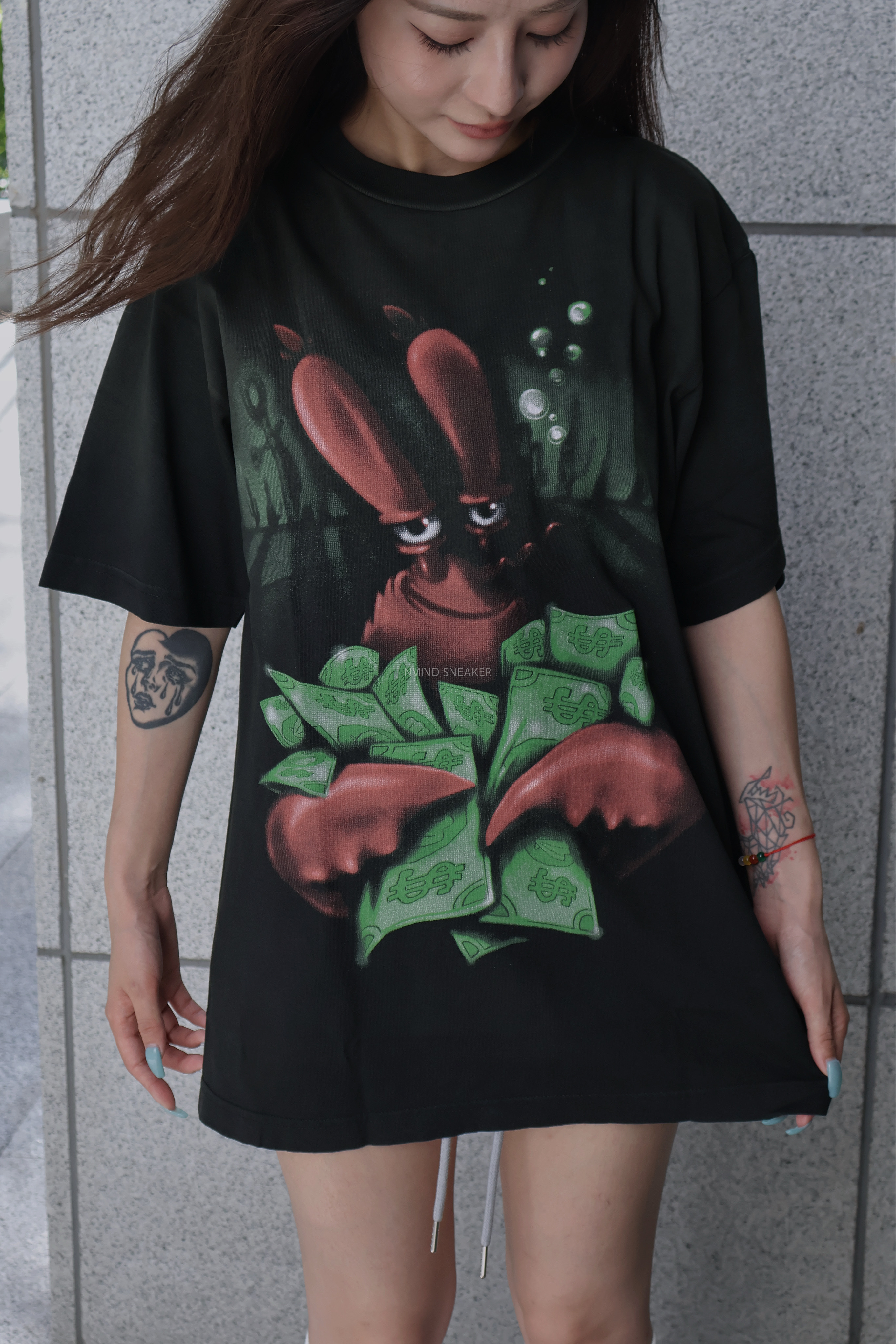<快速出貨> Travis Scott X 海綿寶寶 蟹老闆抱美金 短踢