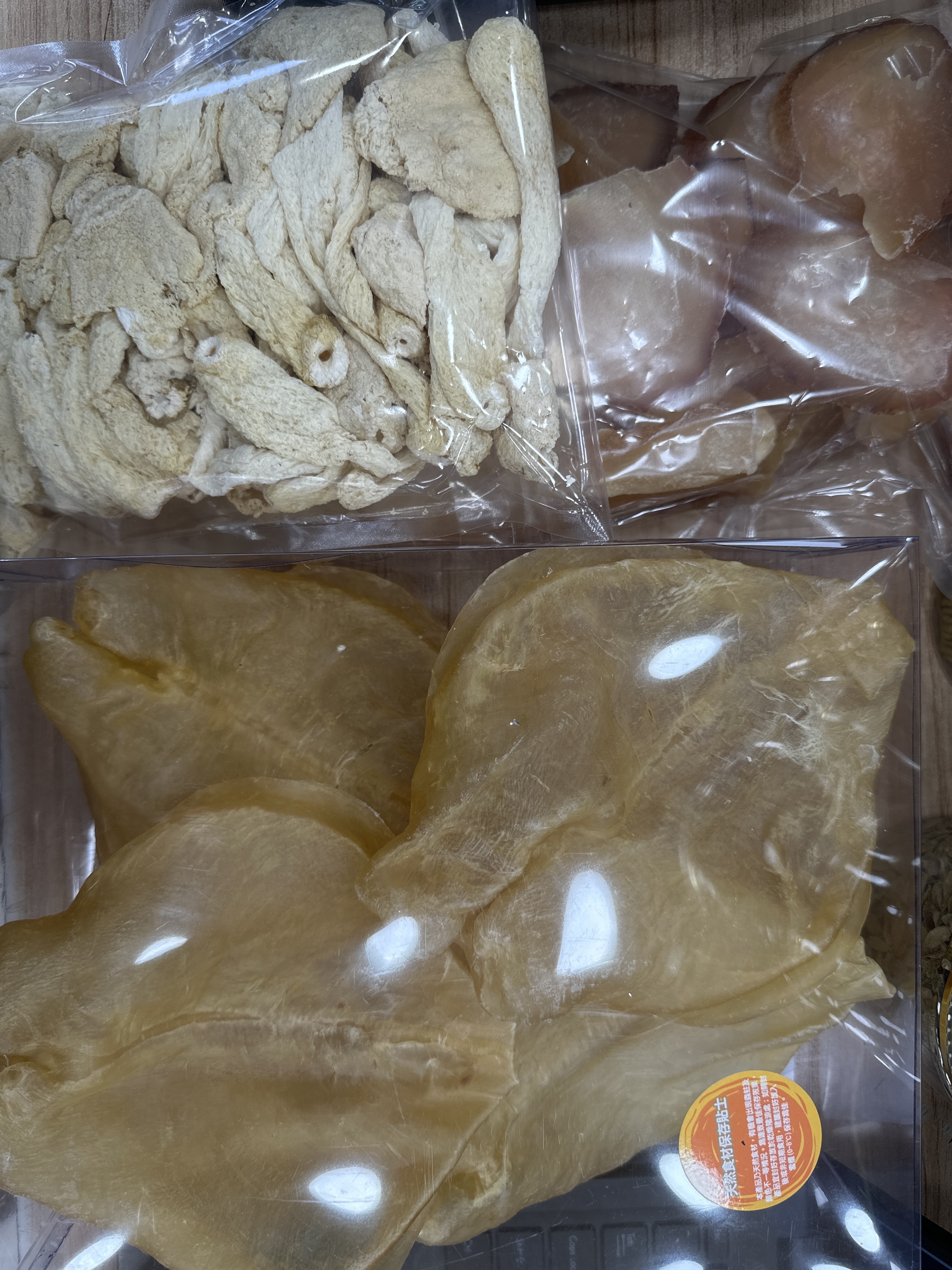 UY77 頂級厚身花膠扒  每斤7-10隻  **送竹笙一包+螺片一斤 **到期日:約2028/12 **放置於陰涼乾燥處 ，並避免陽光照射