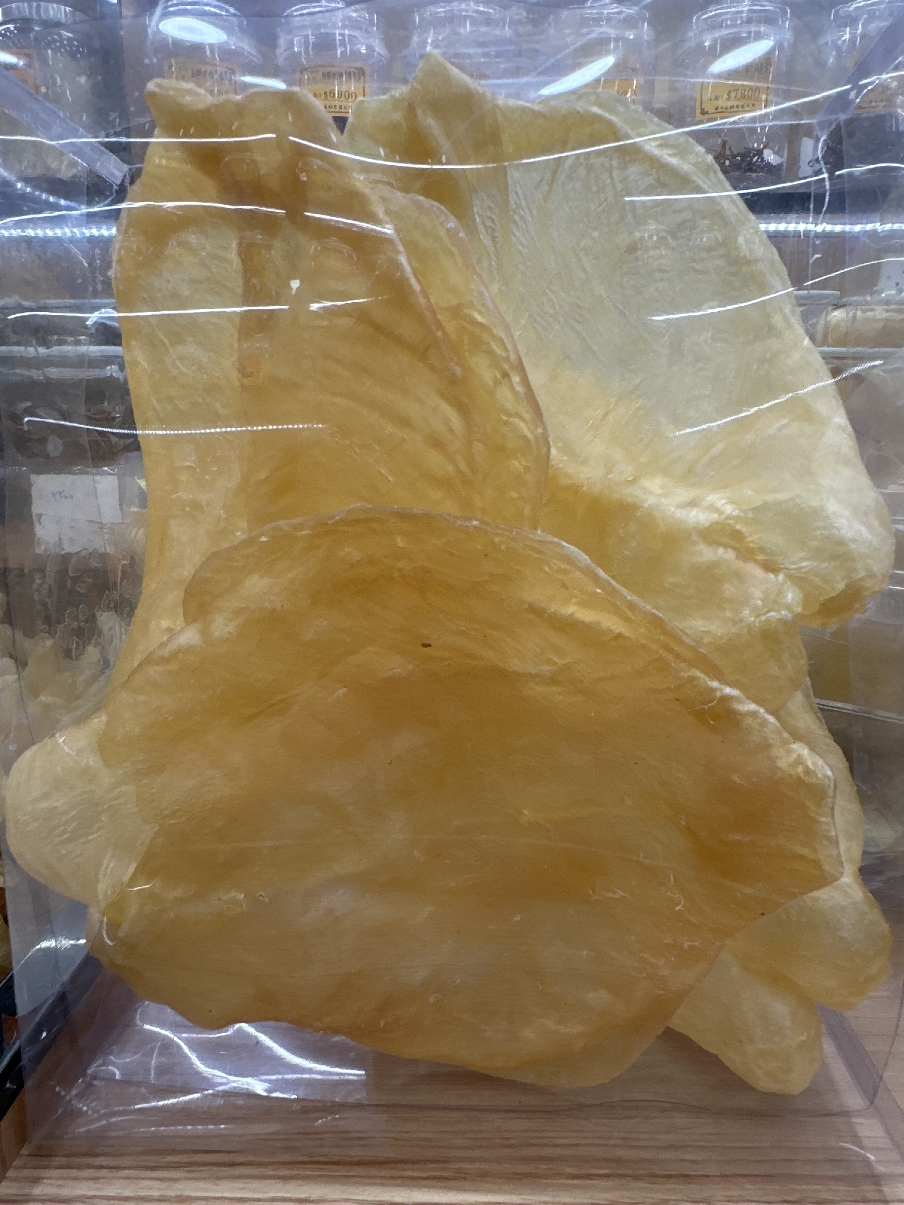 UY76 頂級厚身花膠扒  每斤3-5隻 **送刺參半斤 **到期日:約2028/12 **放置於陰涼乾燥處 ，並避免陽光照射