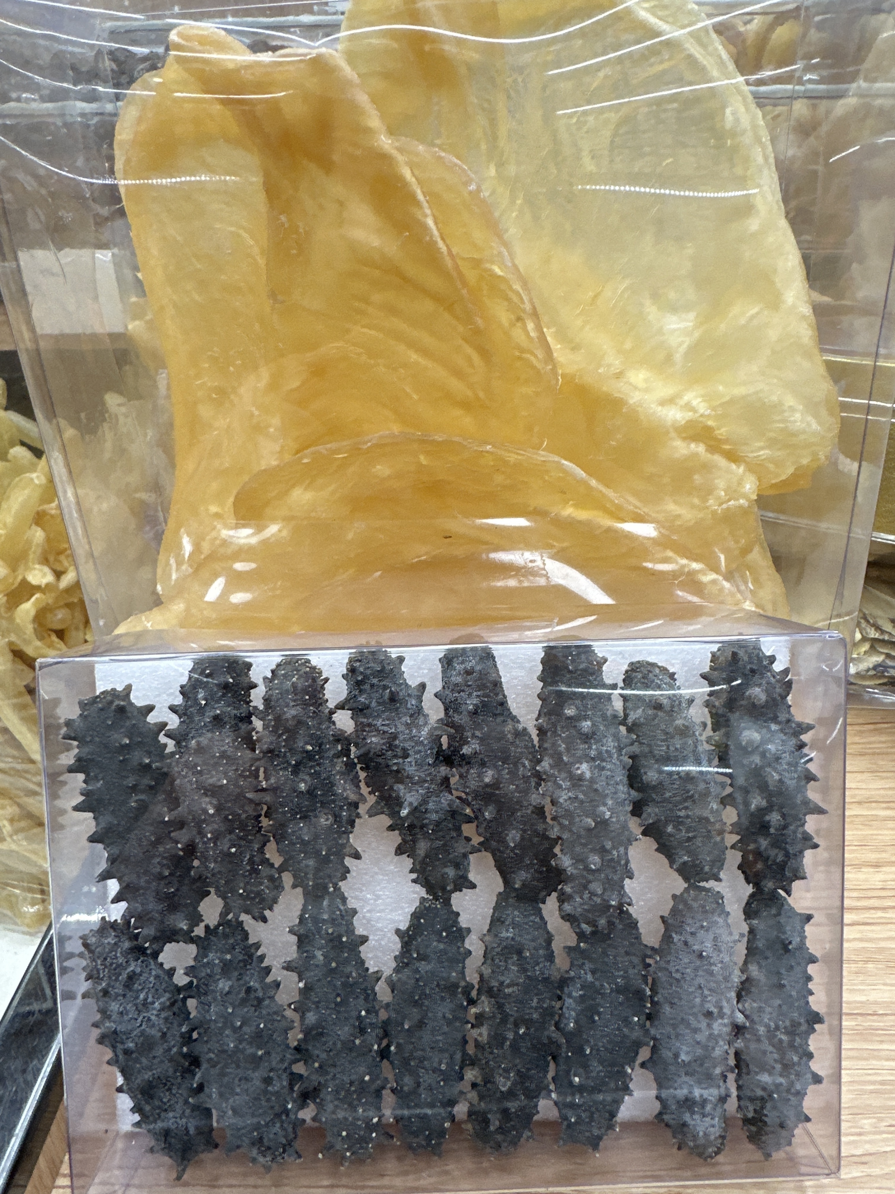 UY76 頂級厚身花膠扒  每斤3-5隻 **送刺參半斤 **到期日:約2028/12 **放置於陰涼乾燥處 ，並避免陽光照射