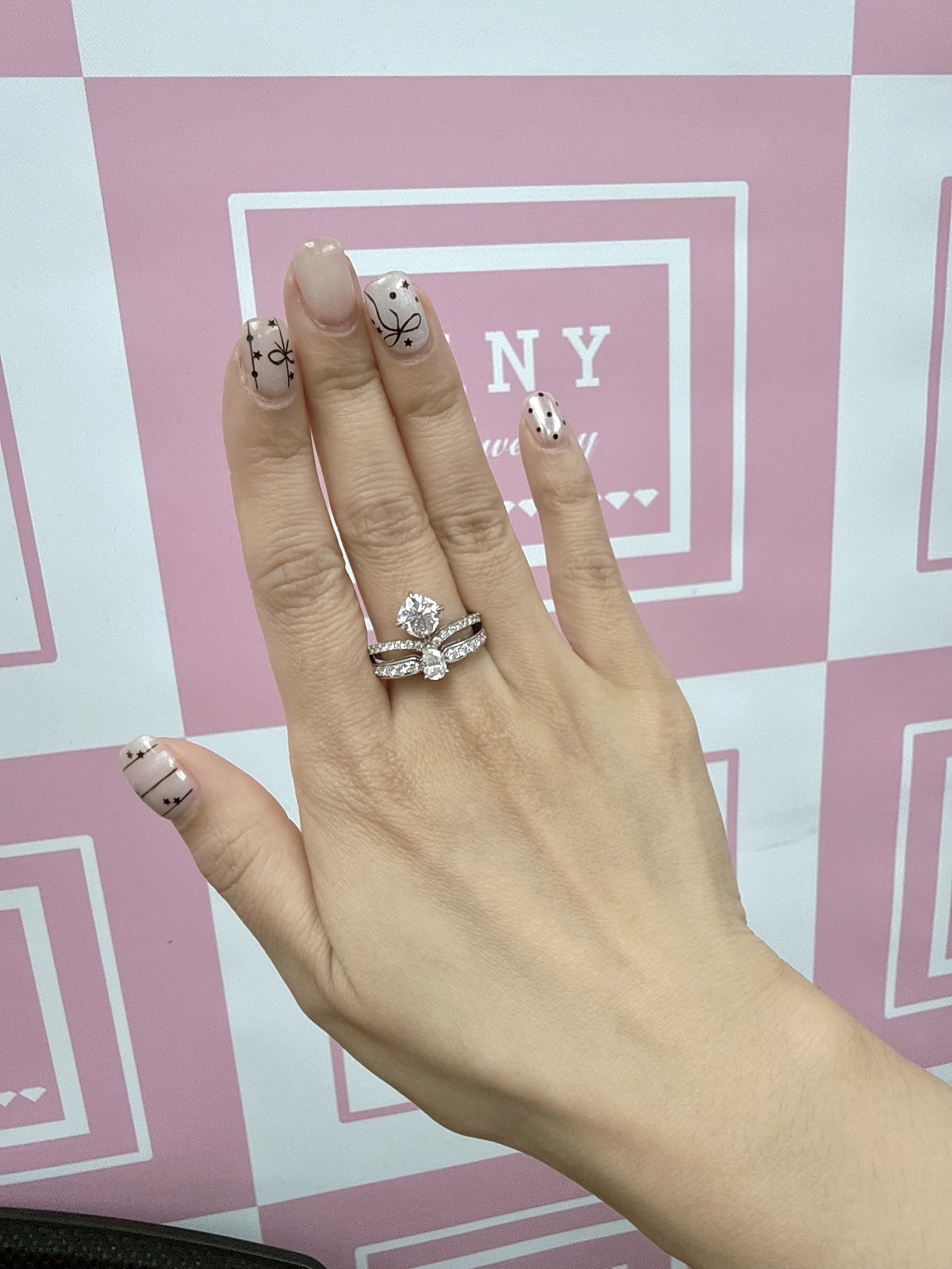 AR07 R6910 V Shape Band Ring  (Free Upgrate to 莫桑石) $888