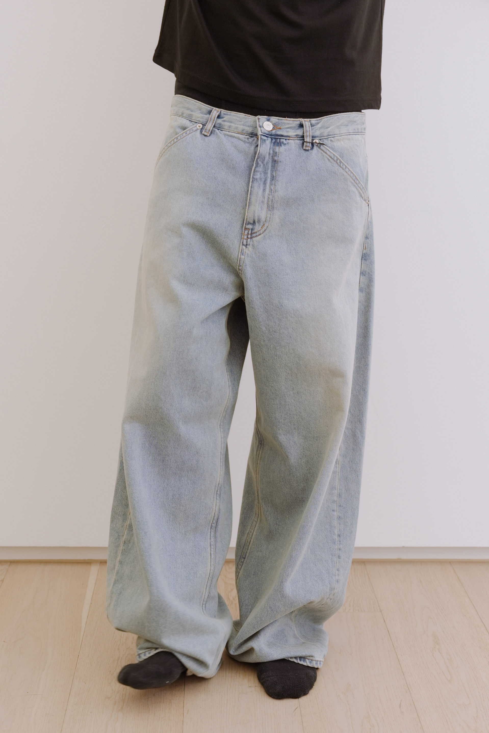 light blue curved denim #牛仔褲