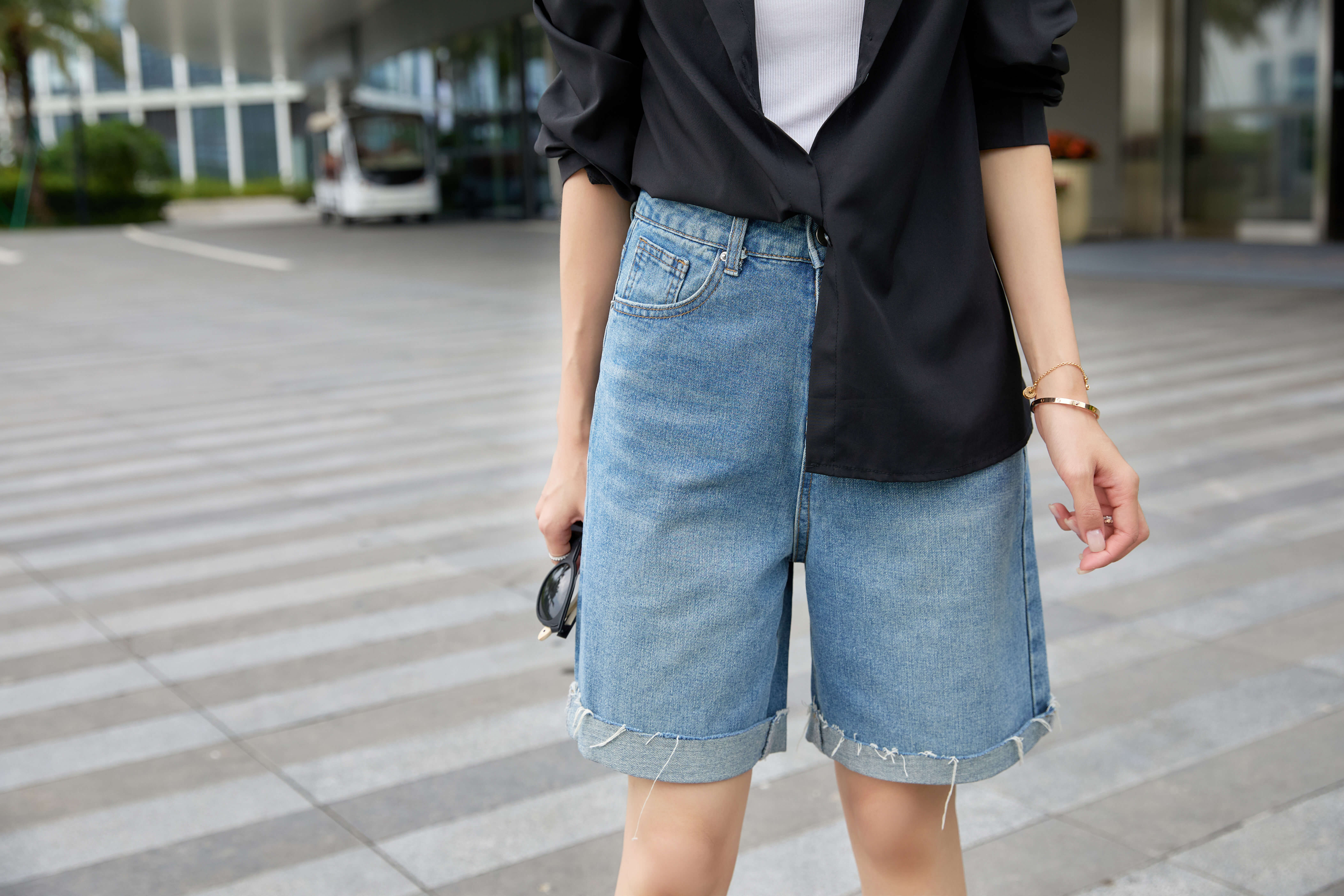 Contrast Back Pockets Frayed Denim Shorts_JE268L19