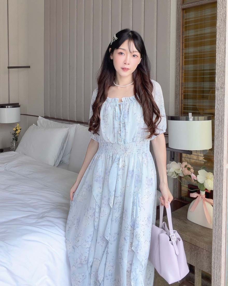 LINA LINA蔚藍絮語花朵荷葉蝴蝶結排釦洋裝-優美藍