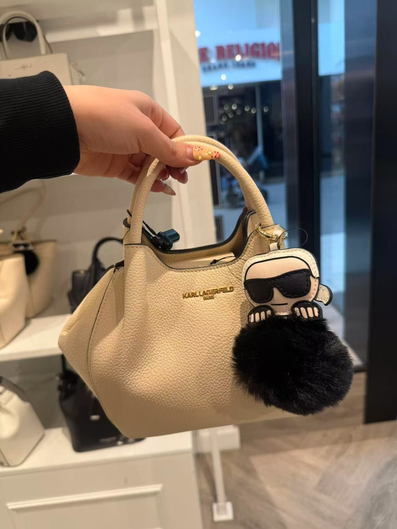 【預購】KARL LAGERFELD H0811102 Croix 毛球手提斜挎包
