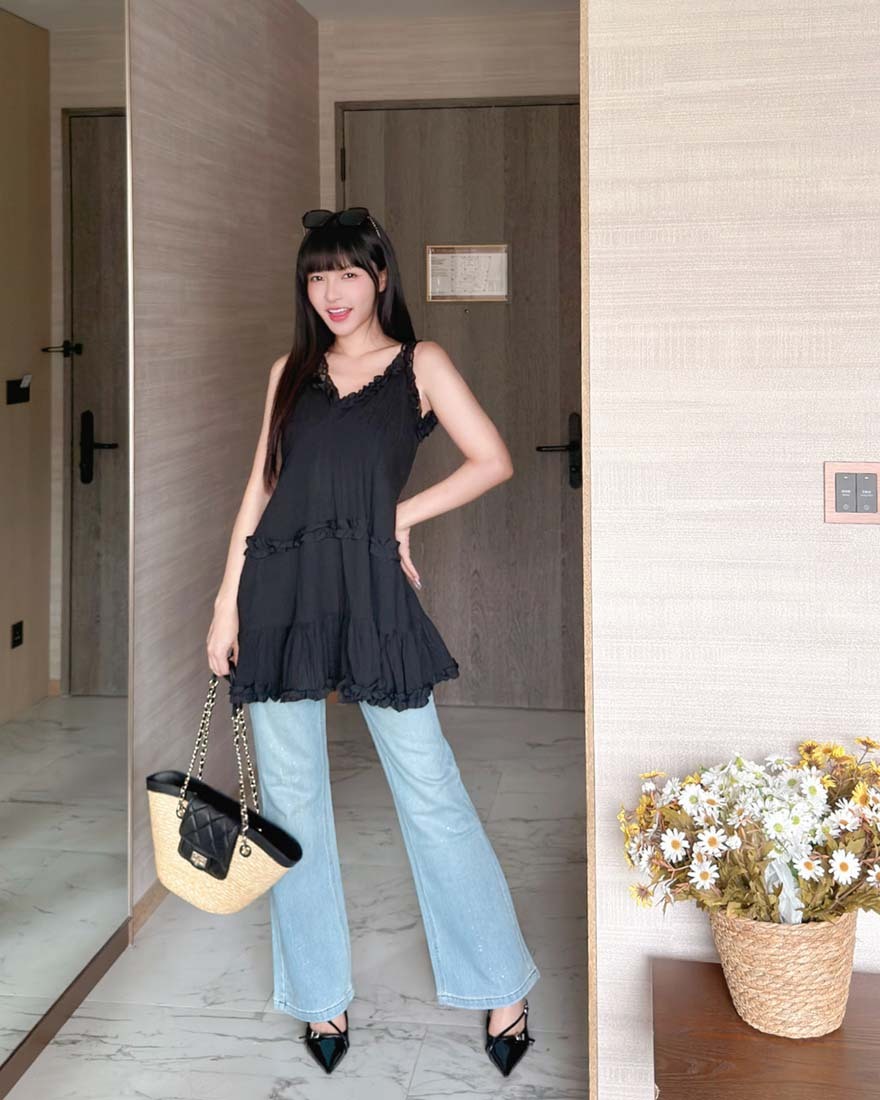 LINA LINA時髦甜感荷葉滾邊緹花蕾絲織紋洋裝-時尚黑