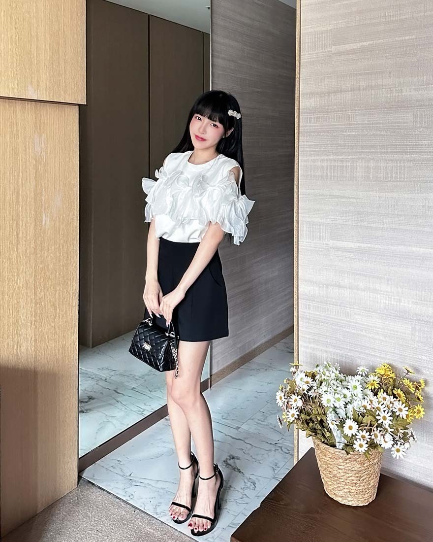 LINA LINA漂亮集序網紗蝴蝶結滾邊造型上衣-優雅白