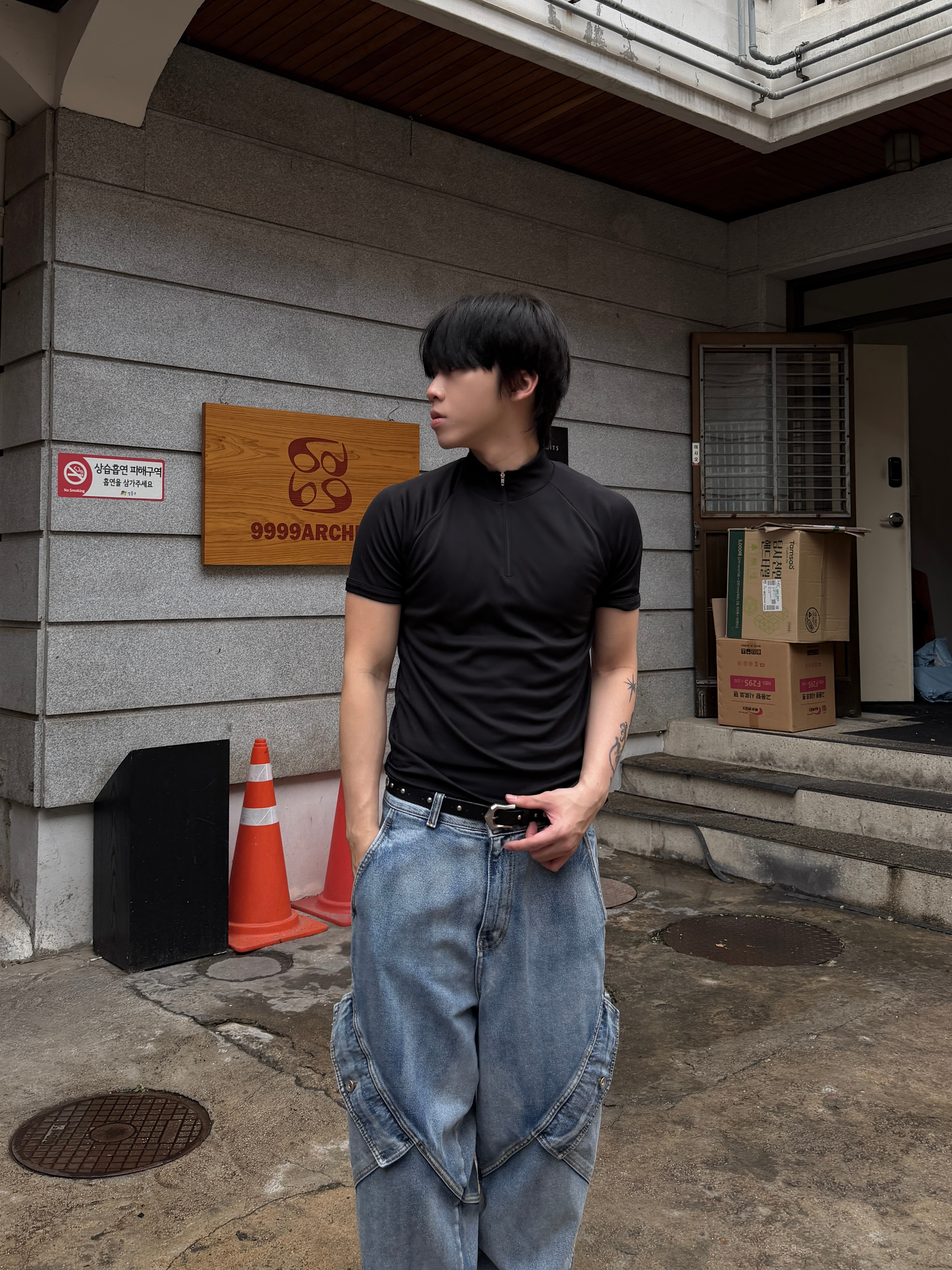 半拉鏈 未來感 顯壯合身 插肩袖 彈性短袖上衣