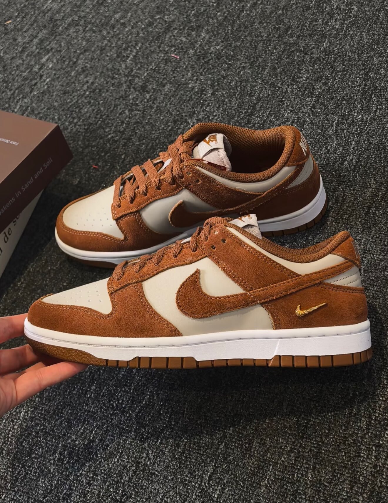 【逢甲 FUZZY】W Nike Dunk Low "Light British Tan Cream" 麂皮 可可 金小勾 IO4244-200