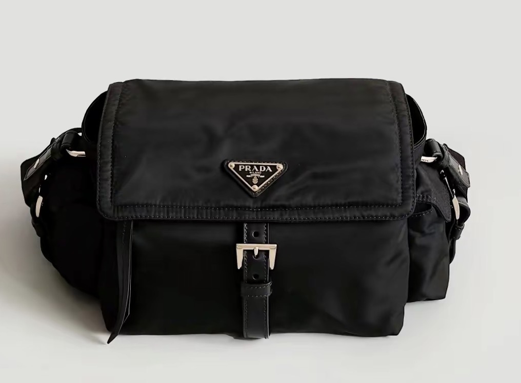 Prada Explore Re-Nylon 中號 肩背袋 黑金色