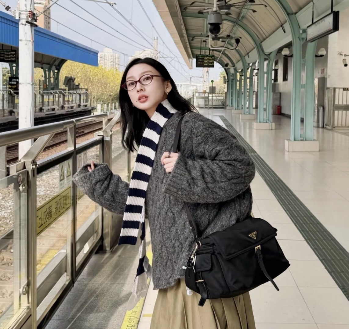 Prada Explore Re-Nylon 中號 肩背袋 黑金色