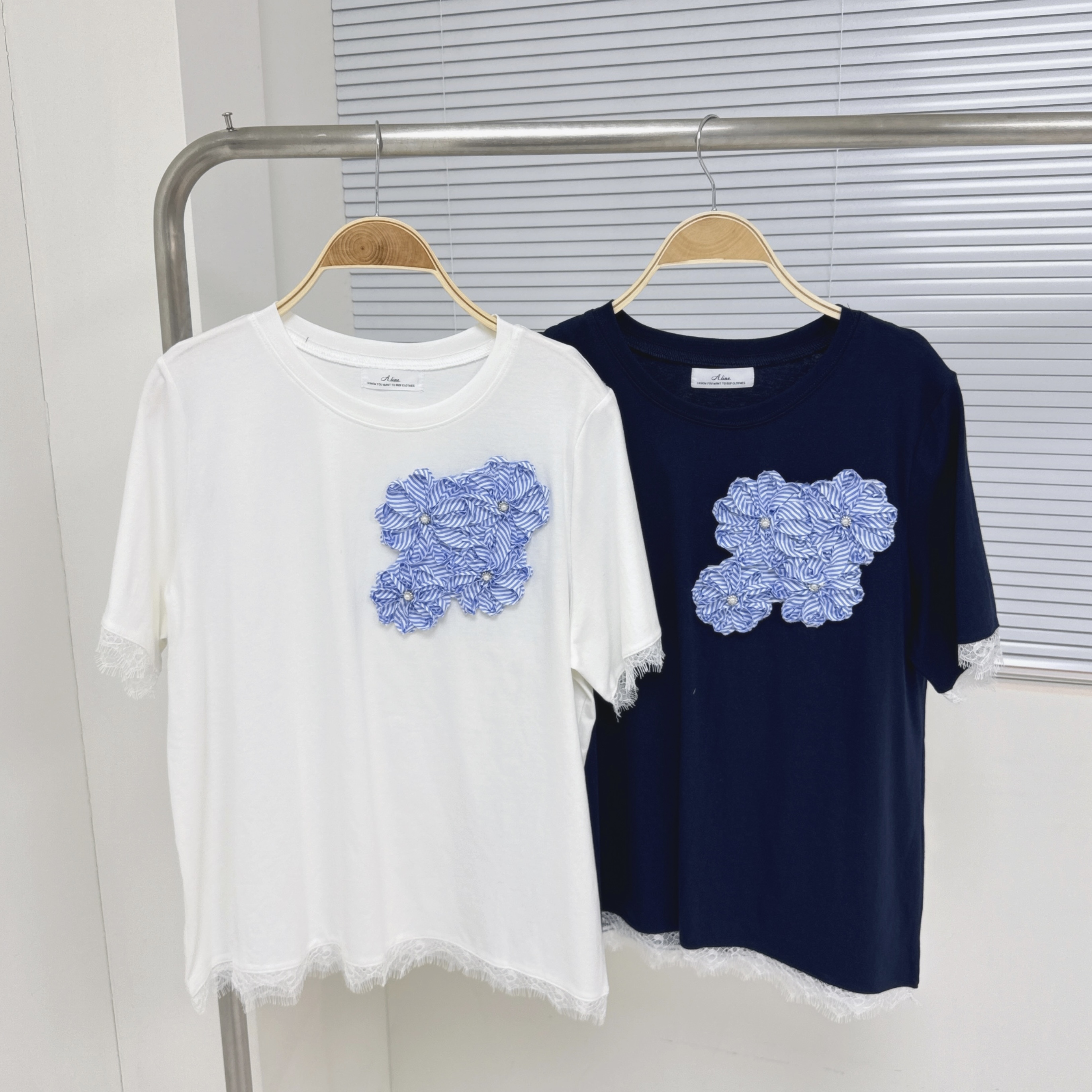 【廠家制】Lace邊條子胸前立體花花TOP (A44-A45)