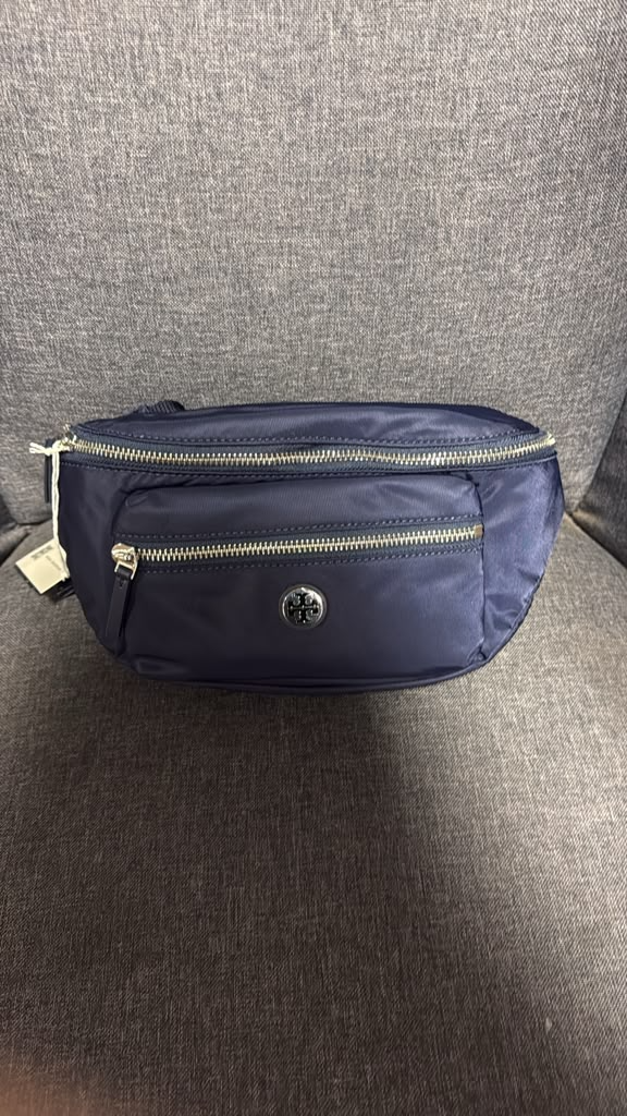 DI025 Tory Burch 藍色金屬LOGO輕量拉鍊腰包 29x14cm