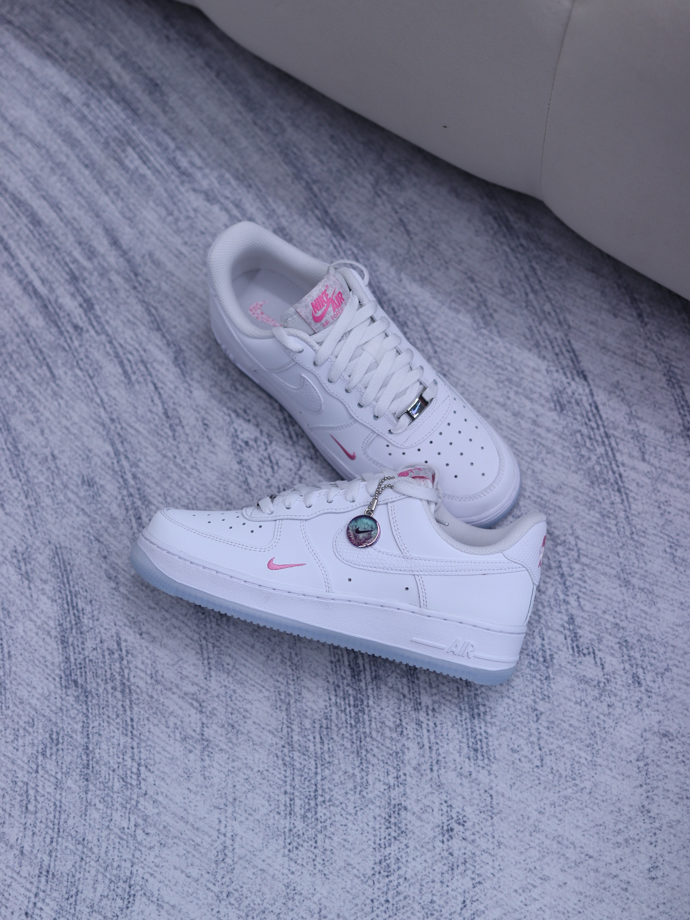 女鞋 NIKE W AIR FORCE 1 '07「White Lotus」白粉 彩虹鞋扣 蛇紋 小勾 吊飾 果凍底 斑點 皮革 休閒鞋【IV4453-100】AF1 WAF1