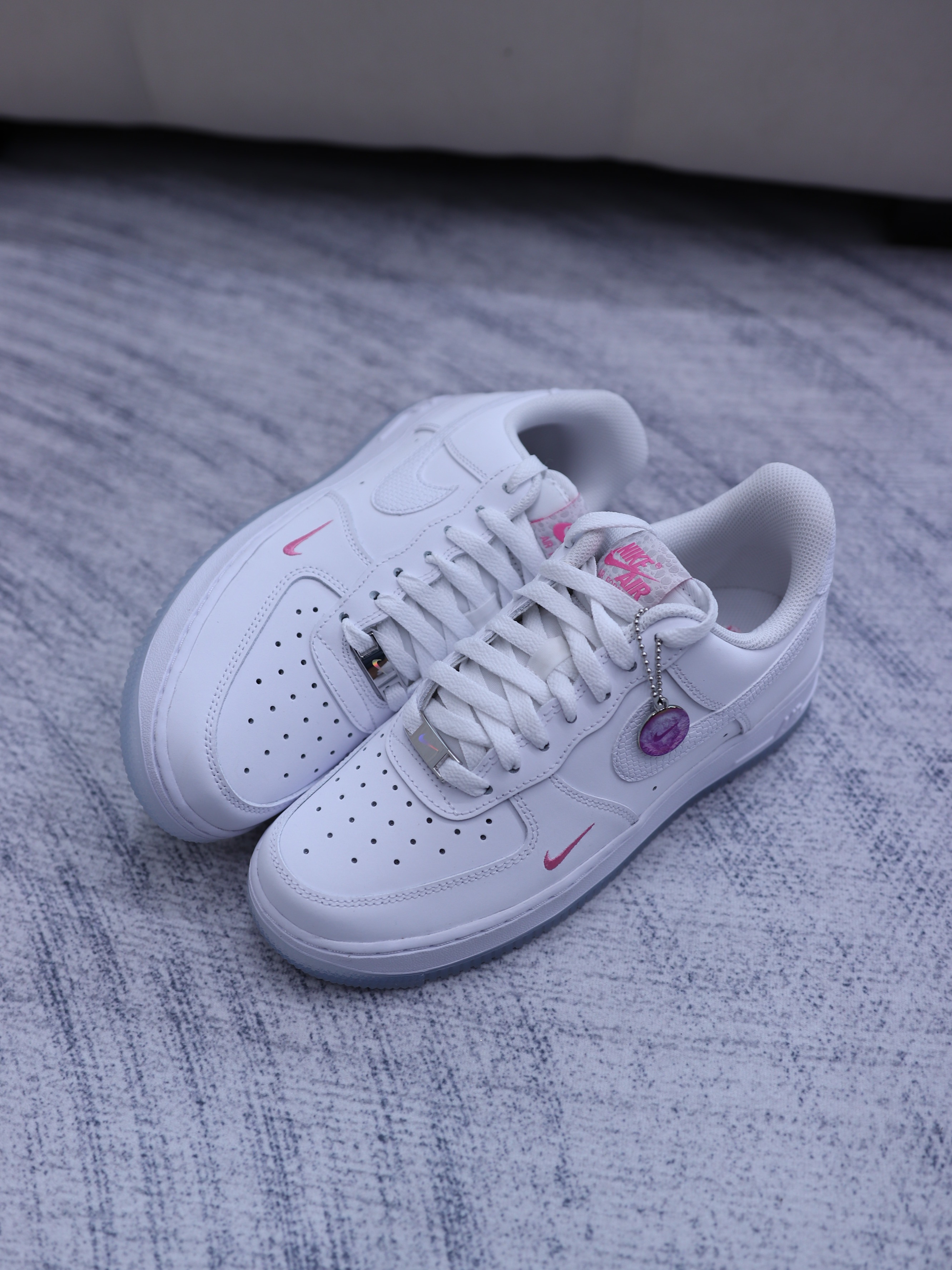 女鞋 NIKE W AIR FORCE 1 '07「White Lotus」白粉 彩虹鞋扣 蛇紋 小勾 吊飾 果凍底 斑點 皮革 休閒鞋【IV4453-100】AF1 WAF1