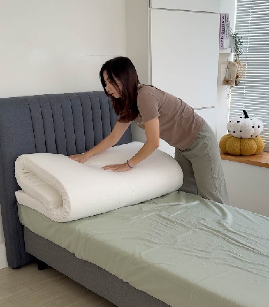 5cm 乳膠床墊鋪在床上,輕巧好收納,適合短期應急與住宿生