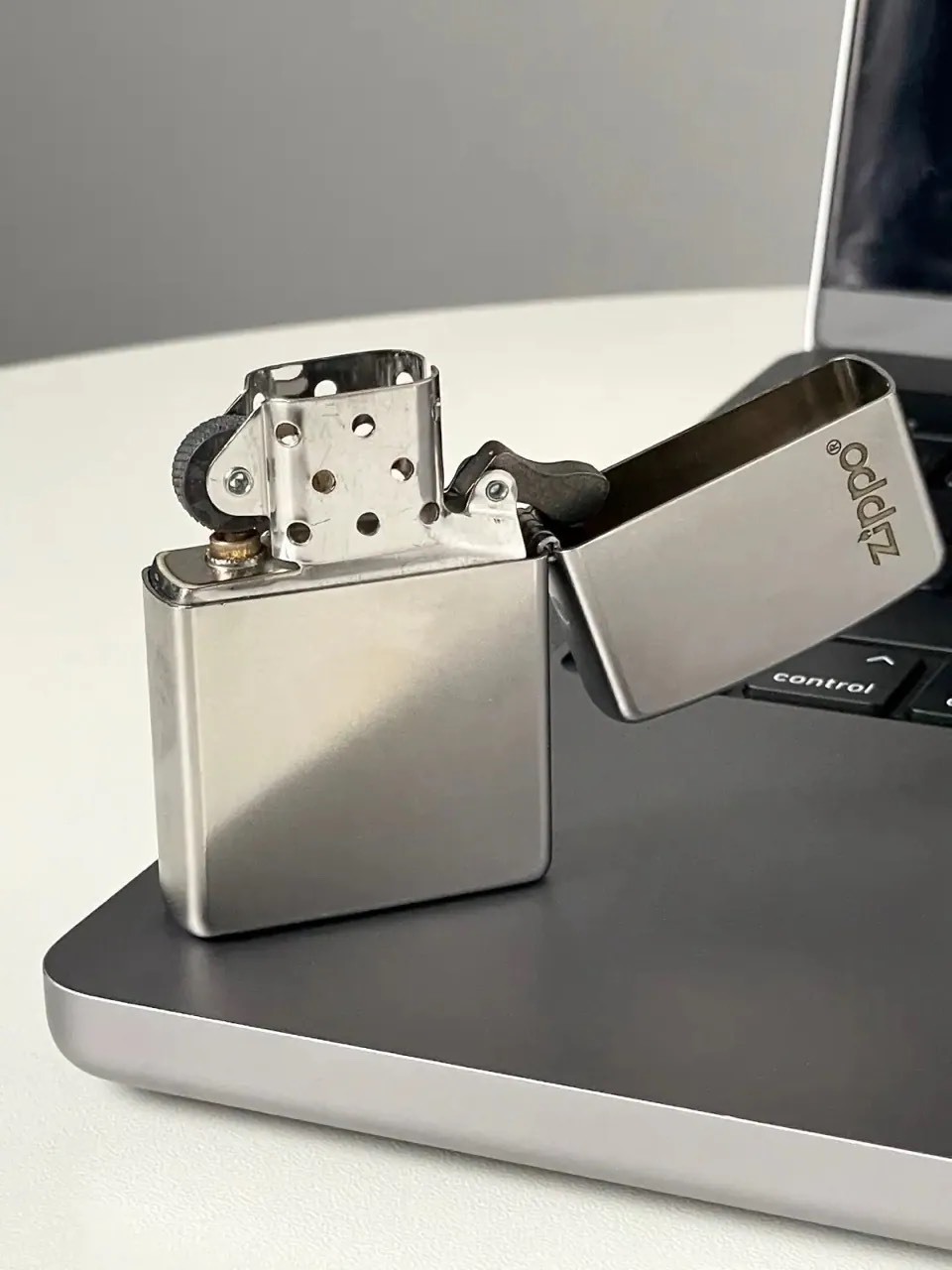 ZIPPO 蜘蛛人 雕刻圖案 防風打火機 經典禮盒 無煤油