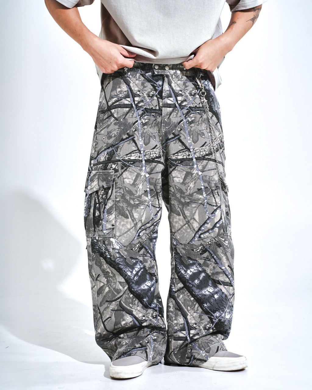 LEAVES CAMO CARGO TROUSERS - ASH GREY