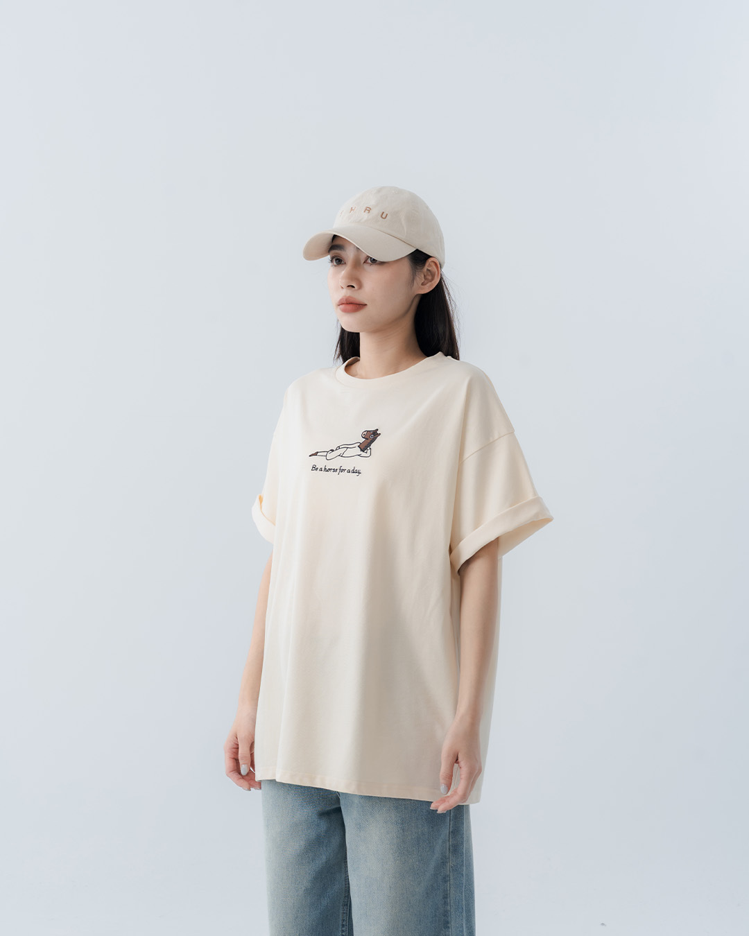 Loose-fitting short-sleeved top with embroidered pony design, available in two colors.【01190383】in stock+pre-order