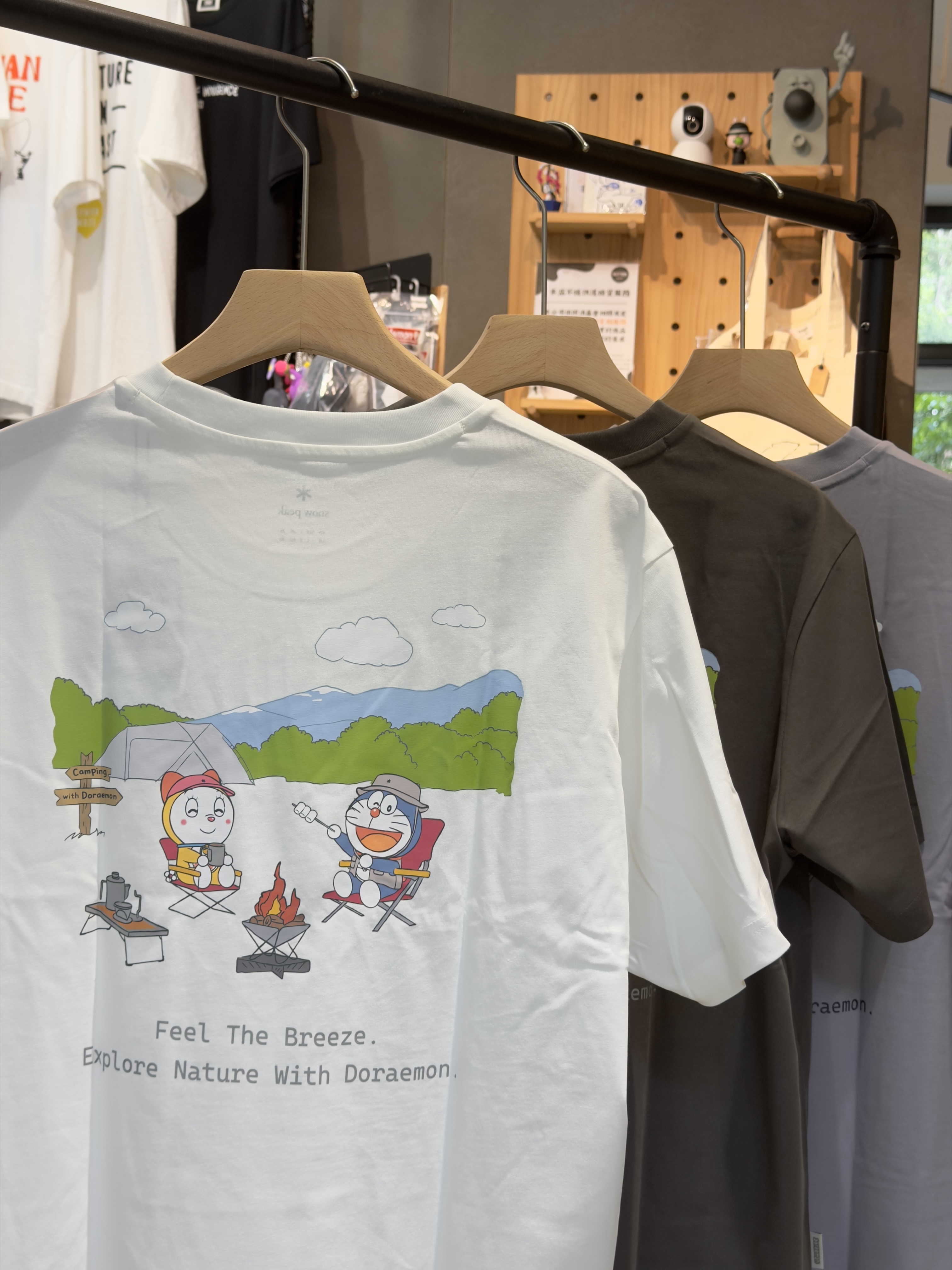 Snow Peak X 哆啦A夢 Campfire Short Sleeve T-shirt 速乾材質 哆啦A夢與哆啦美烤棉花糖 短tee S26MUFTS95