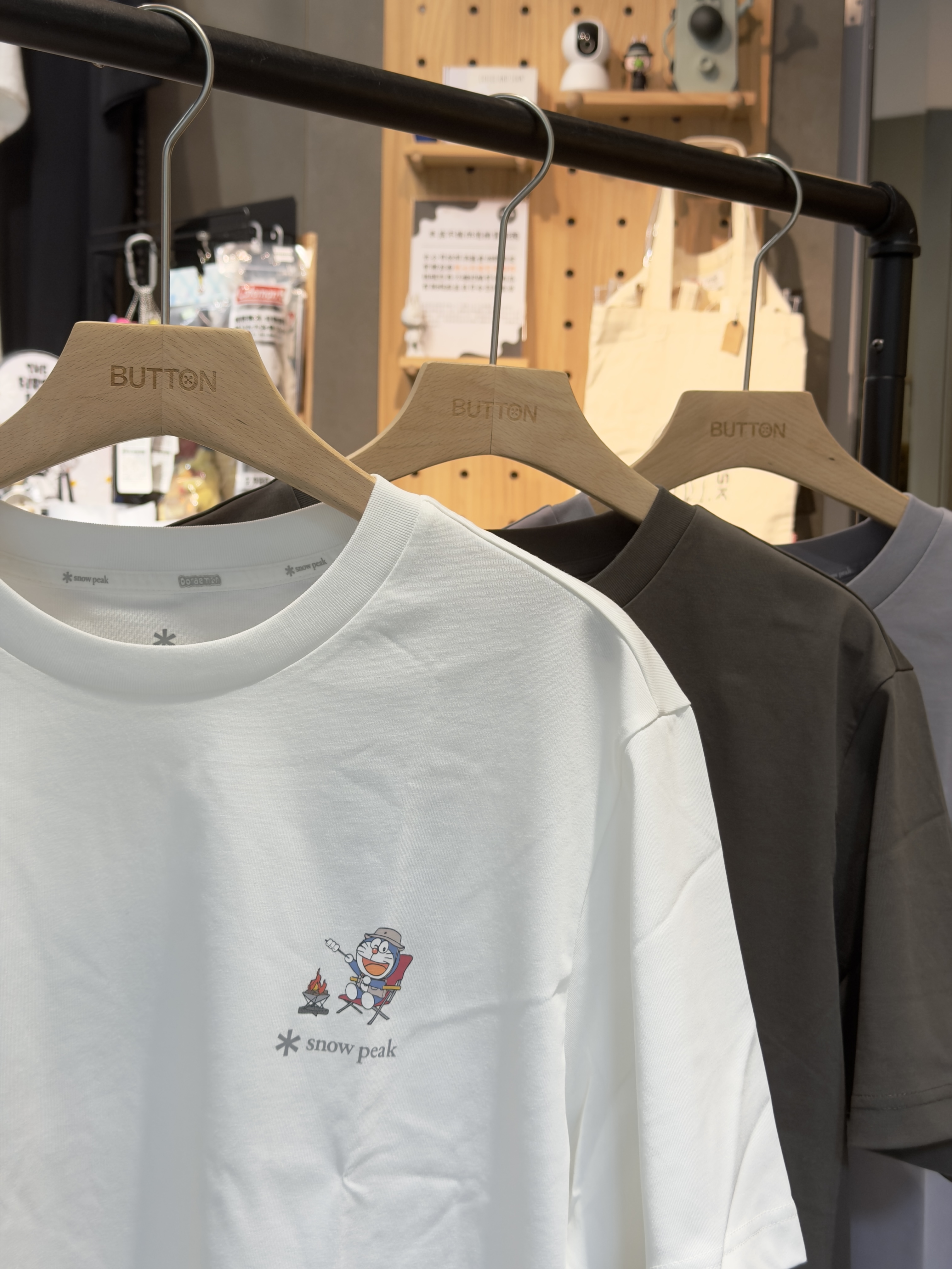 Snow Peak X 哆啦A夢 Campfire Short Sleeve T-shirt 速乾材質 哆啦A夢與哆啦美烤棉花糖 短tee S26MUFTS95