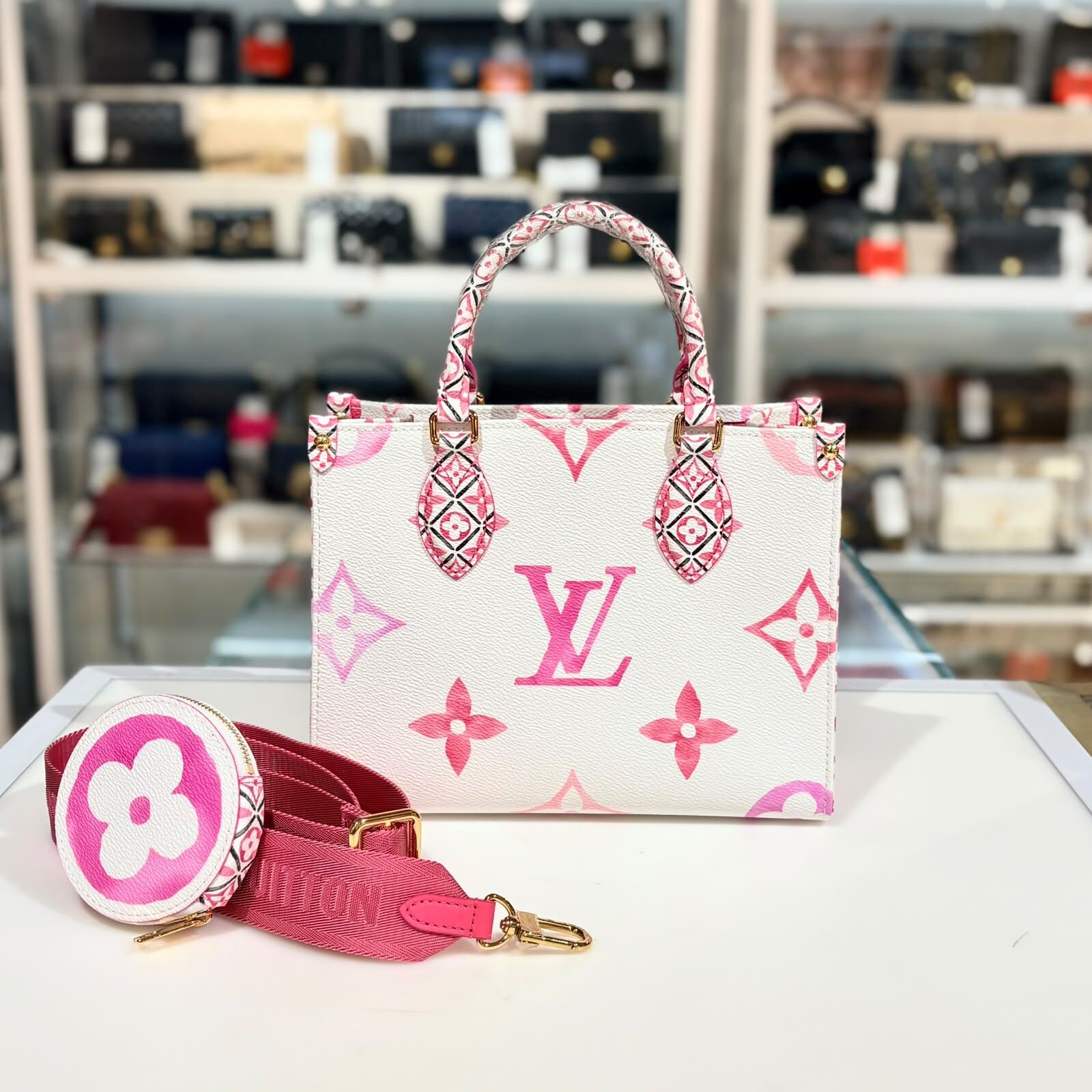 限量版!!全新LV ONTHEGO PM M22976 白底粉紅Monogram帆布 #托特包#BRAND NEW #香榭站正品