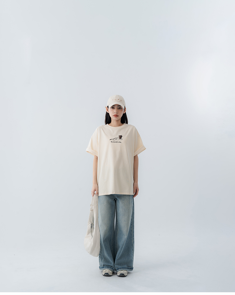 Loose-fitting short-sleeved top with embroidered pony design, available in two colors.【01190383】in stock+pre-order